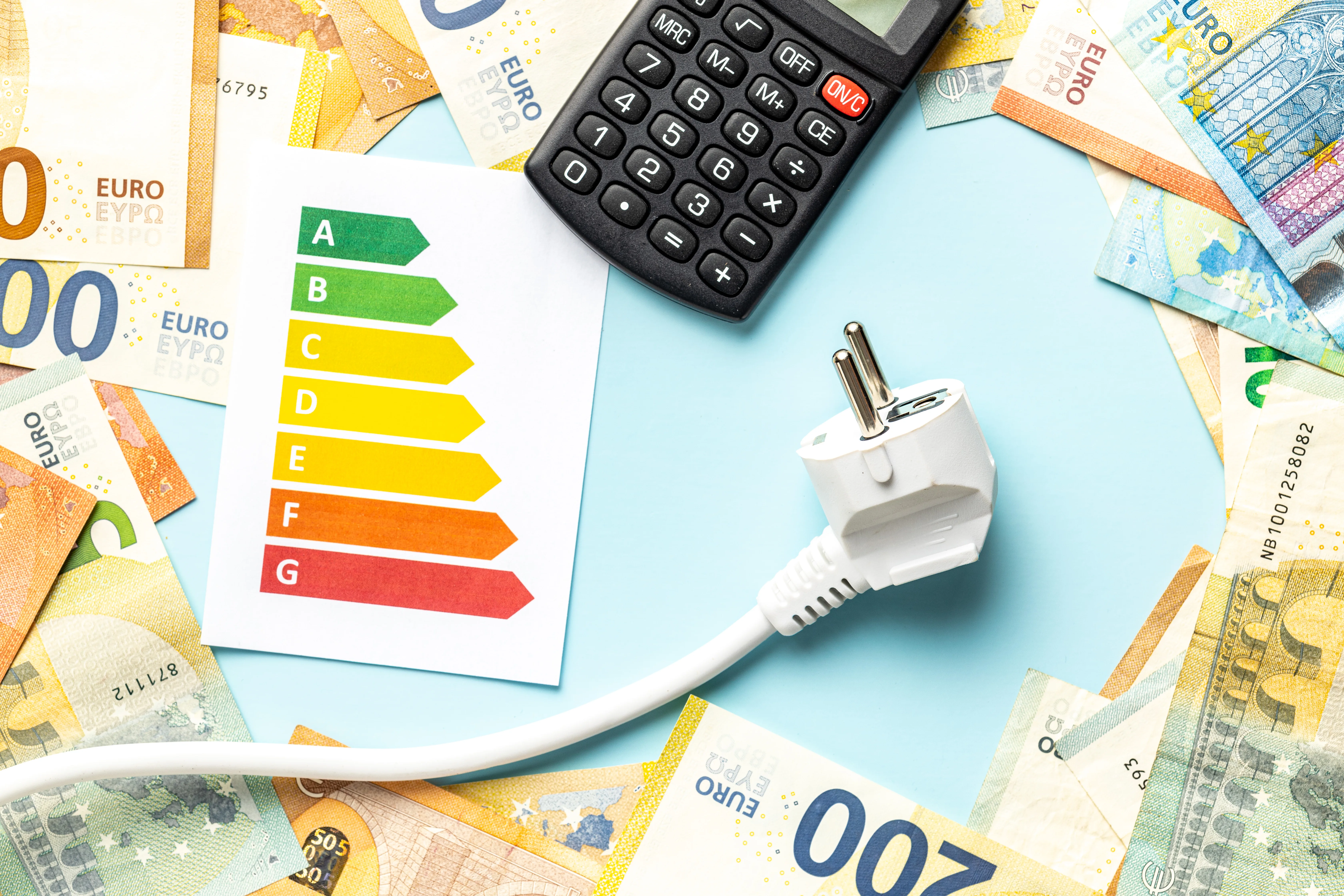 Calcul de l'autoconsommation solaire avec une prise électrique, un graphique d'énergie et des billets en euros