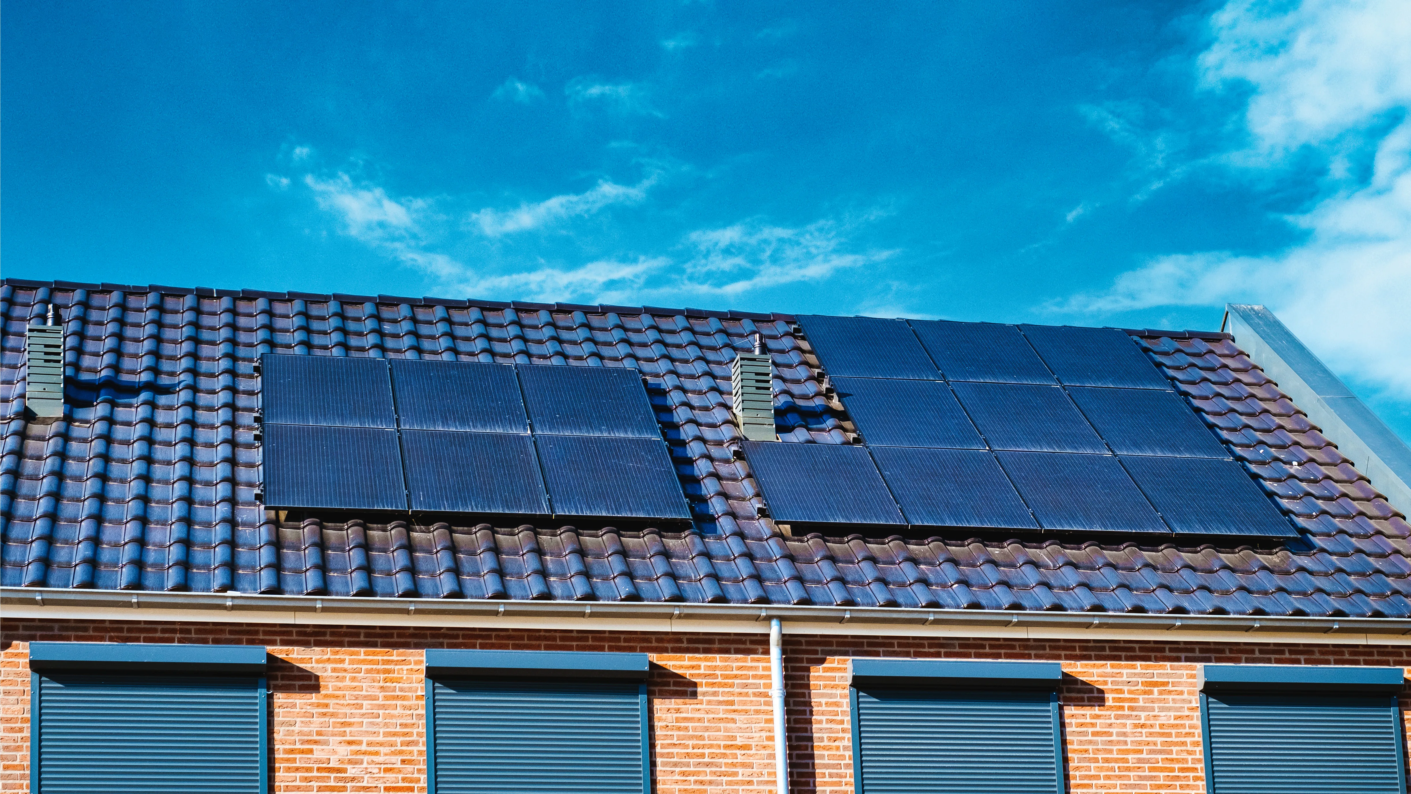 Installation de panneaux photovoltaïques sur toiture inclinée en brique rouge