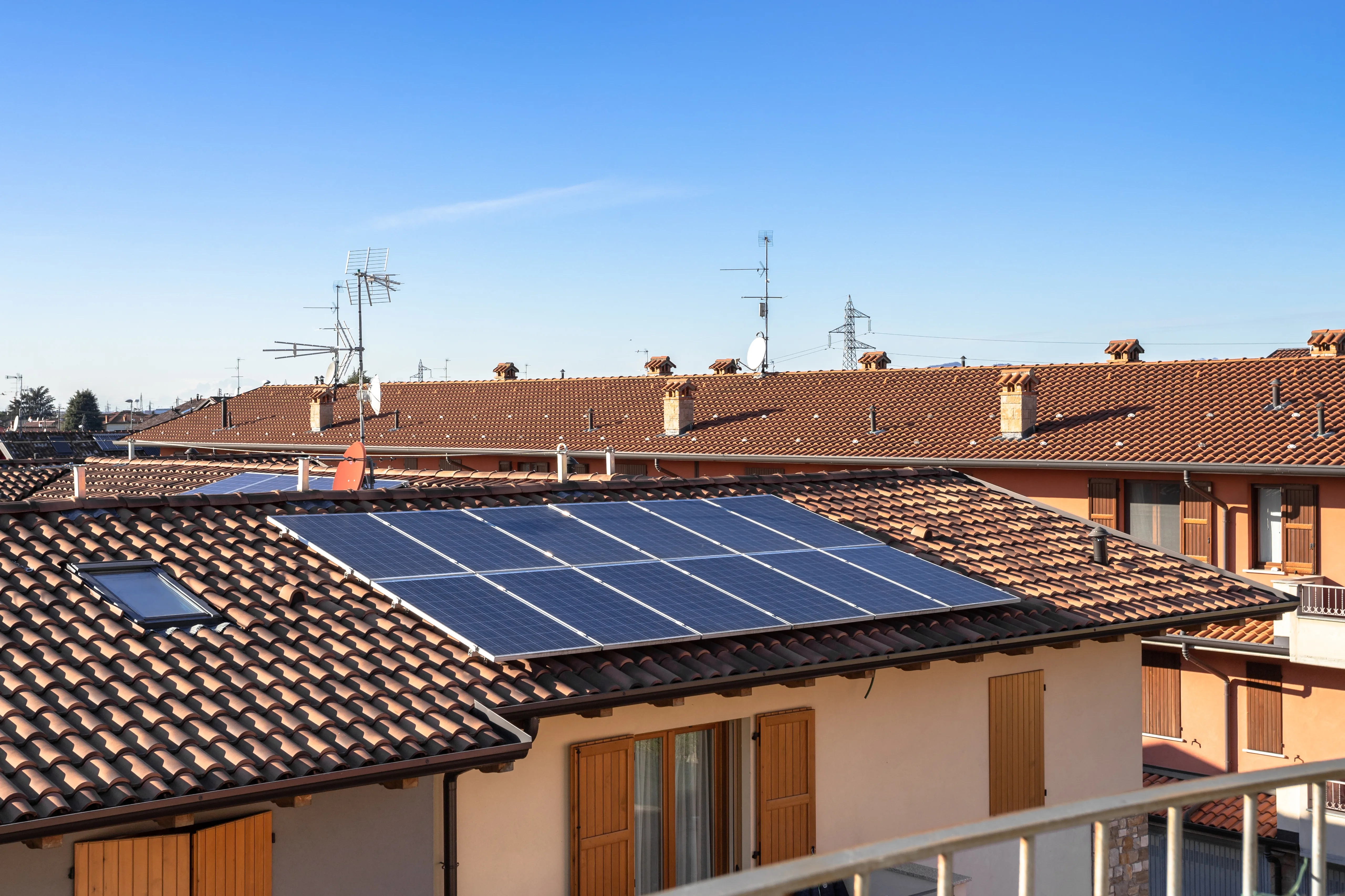 Installation de panneaux photovoltaïques sur toiture inclinée d'une maison