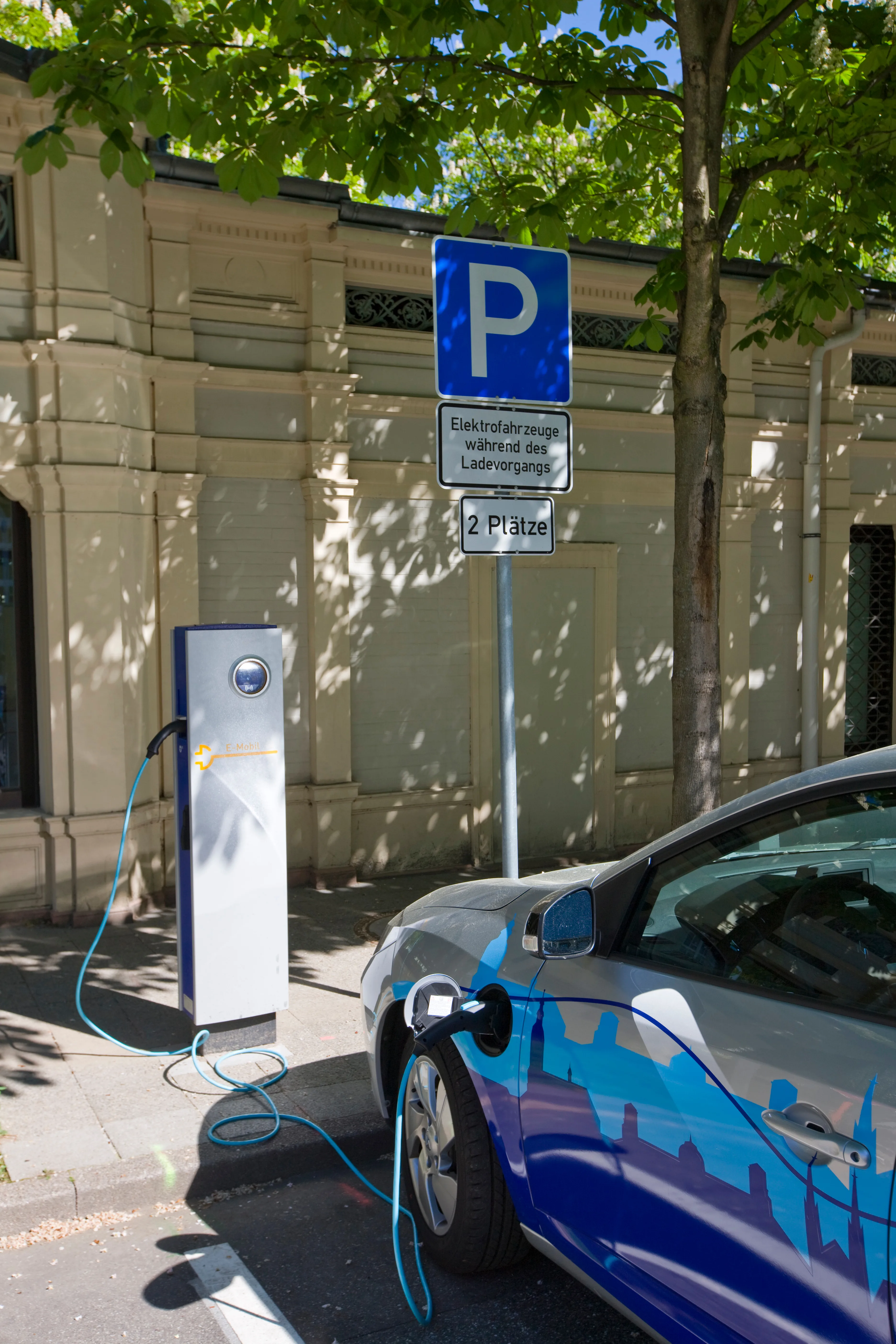 Borne de recharge pour véhicule électrique sur une place de stationnement