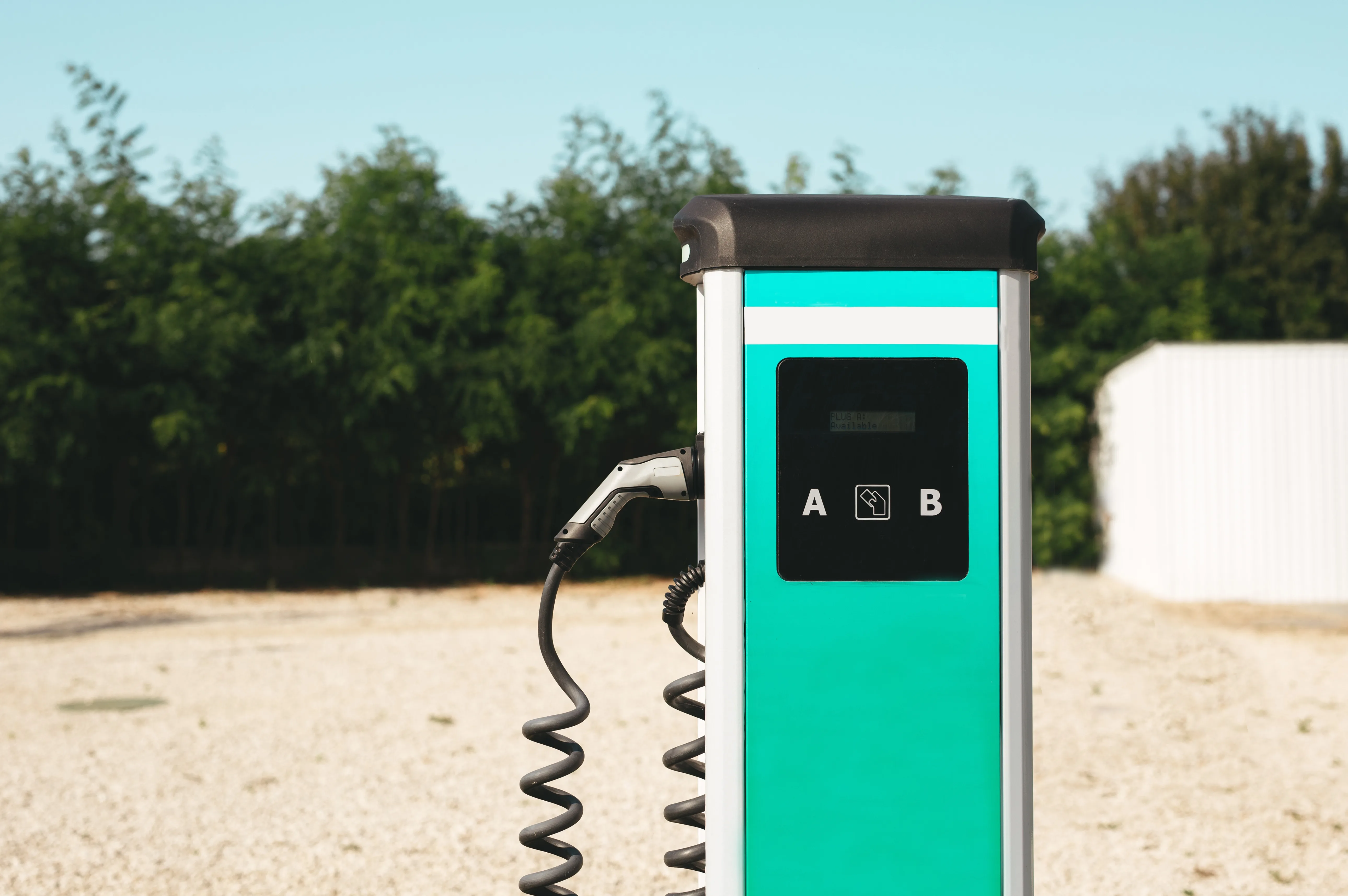 Borne de recharge pour véhicule électrique installée dans un espace extérieur