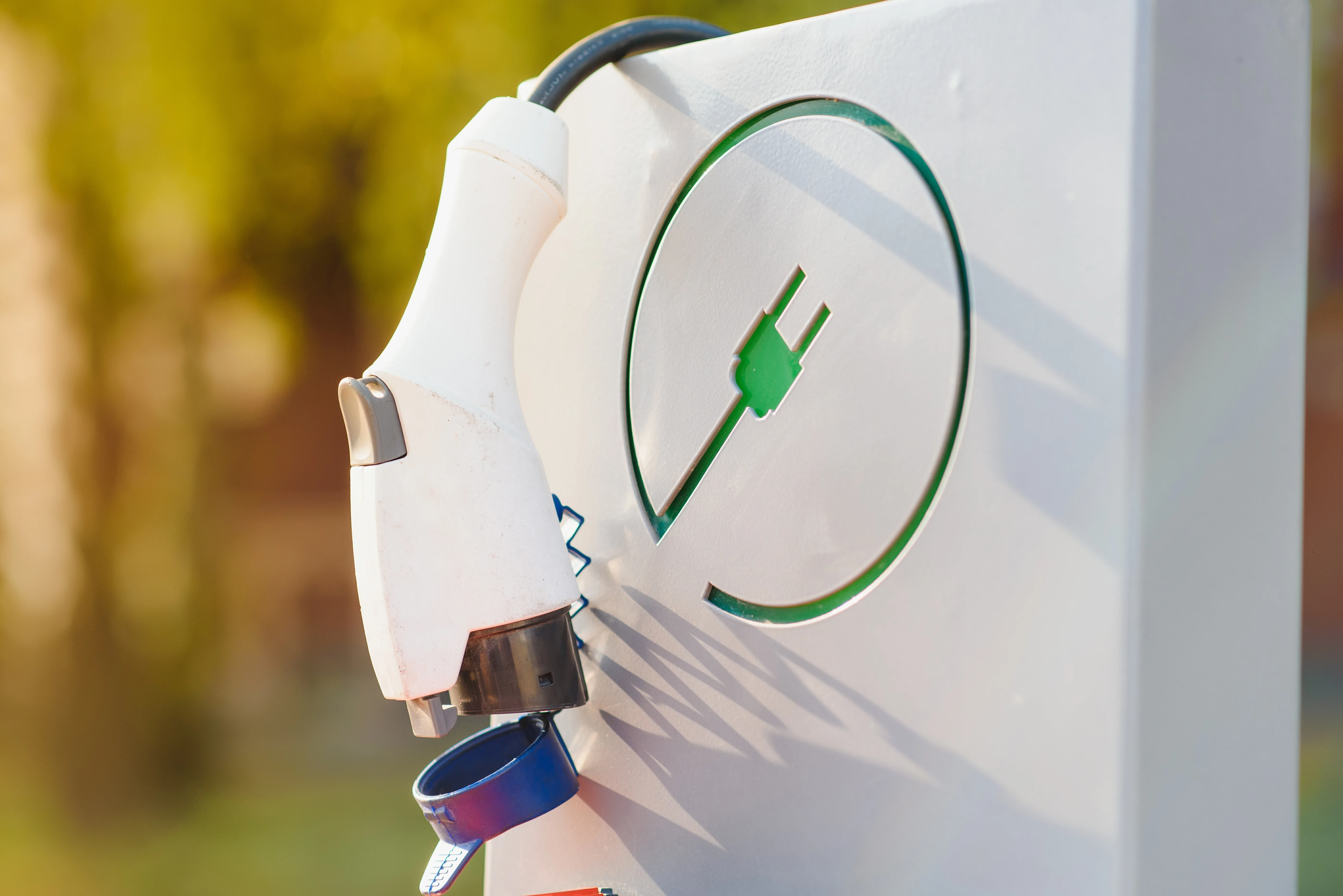 Borne de recharge pour véhicule électrique sur un fond naturel flou