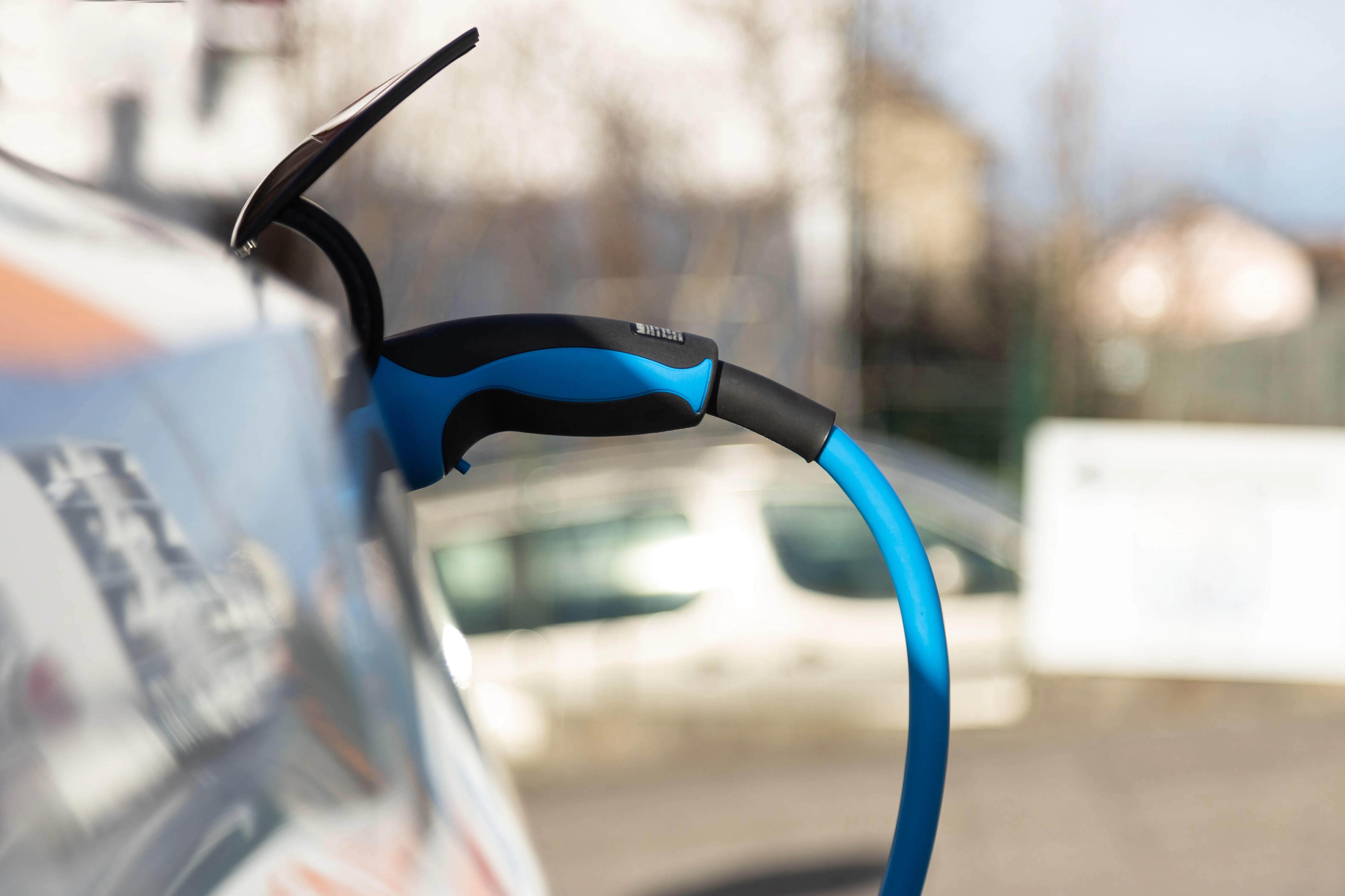 Chargeur de véhicule électrique connecté à une borne de recharge photovoltaïque