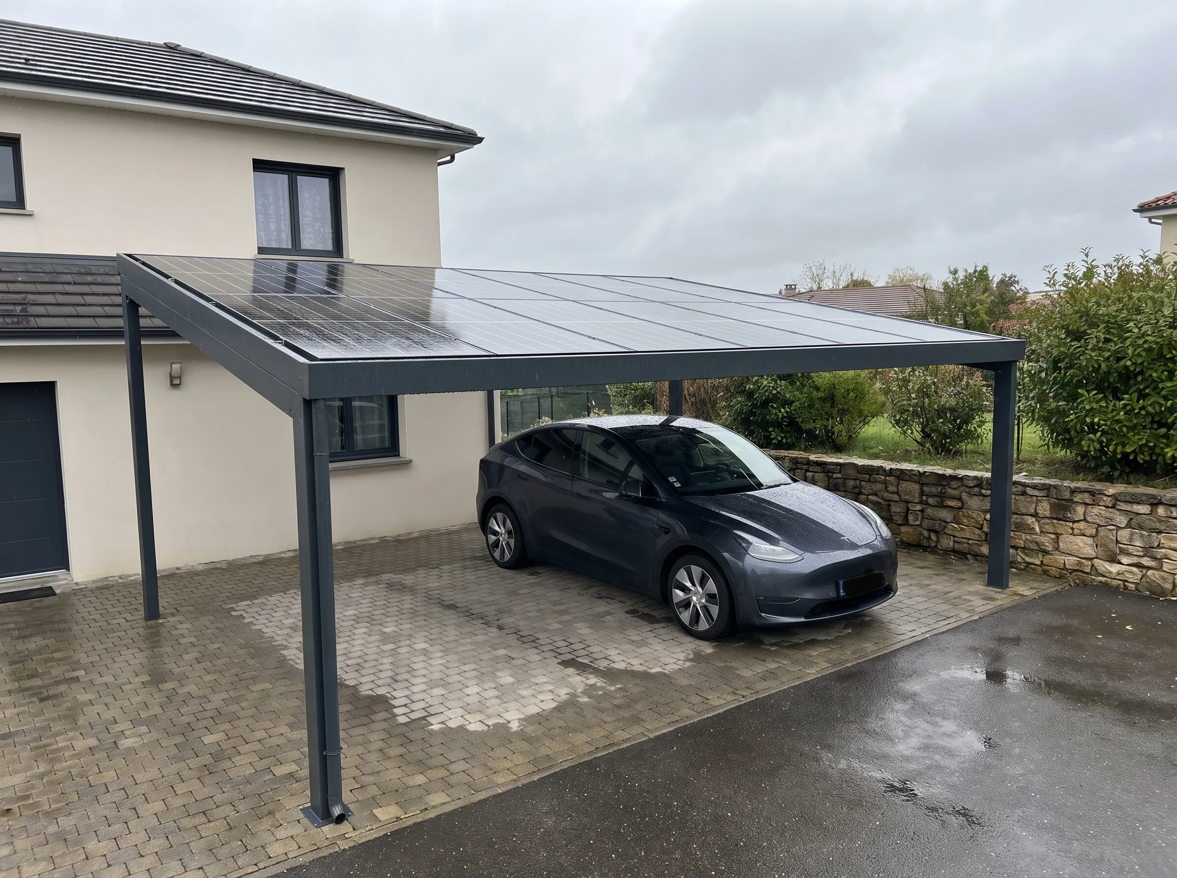 Carport solaire avec panneaux photovoltaïques installés, abritant un véhicule