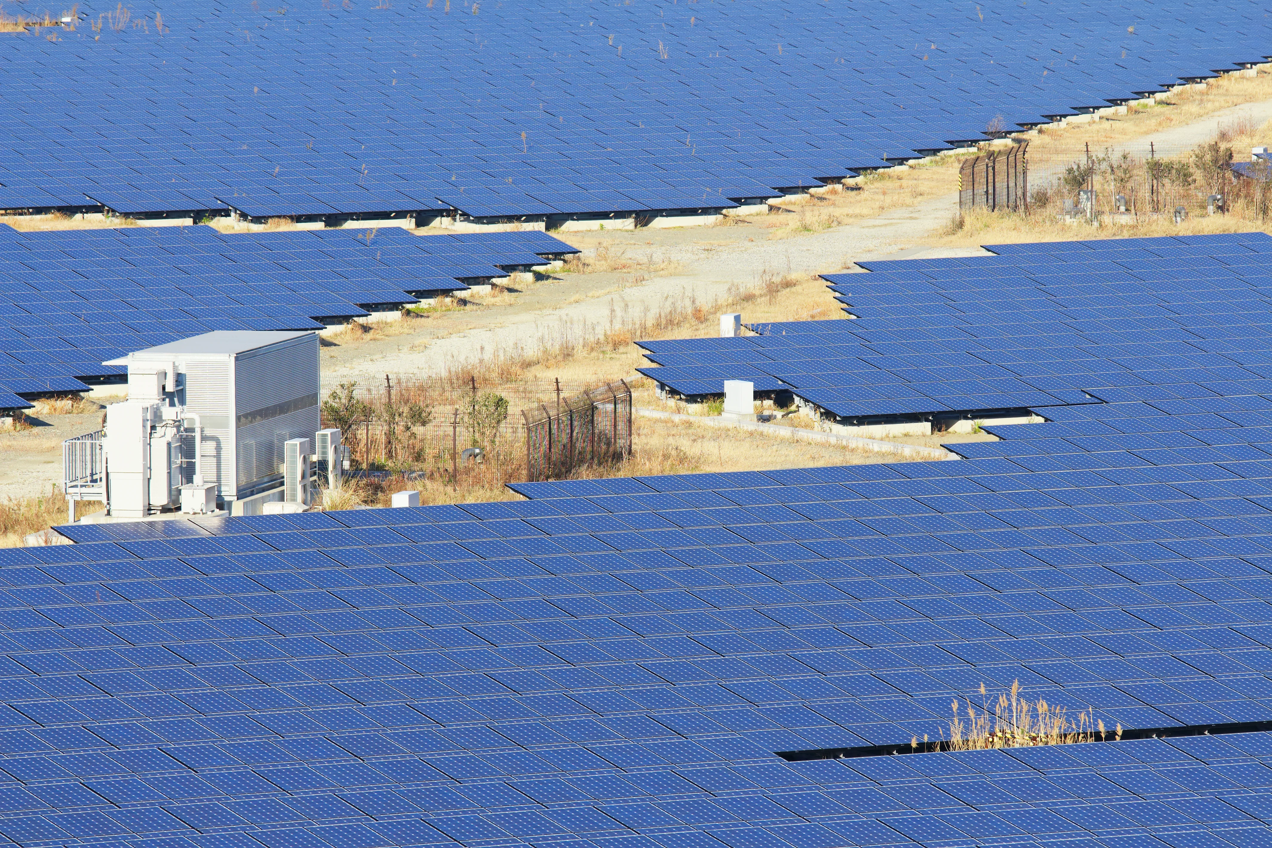 Centrale photovoltaïque avec panneaux solaires à perte de vue et système de stockage d'énergie