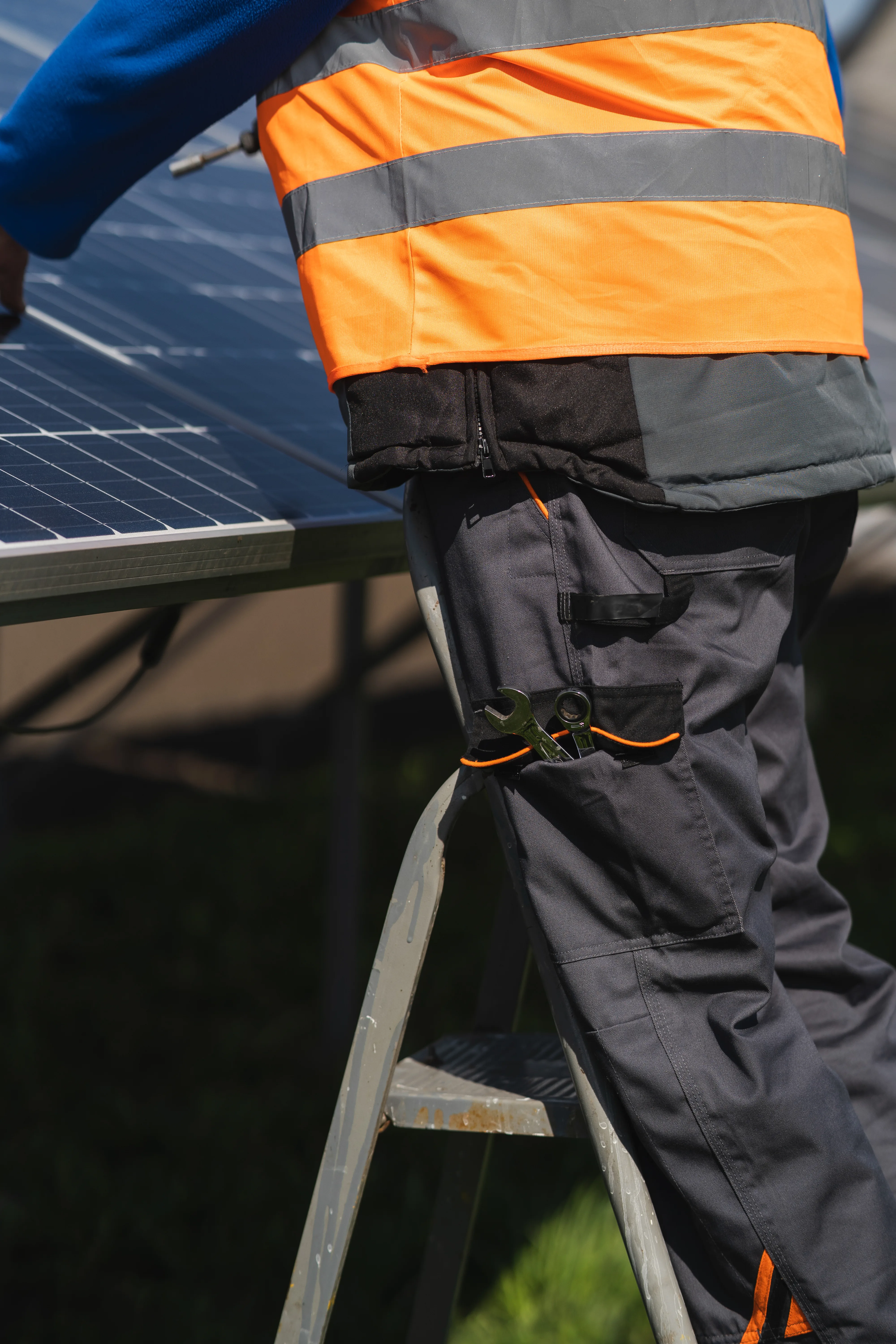 Installation de panneaux photovoltaïques avec un technicien en vêtements de sécurité