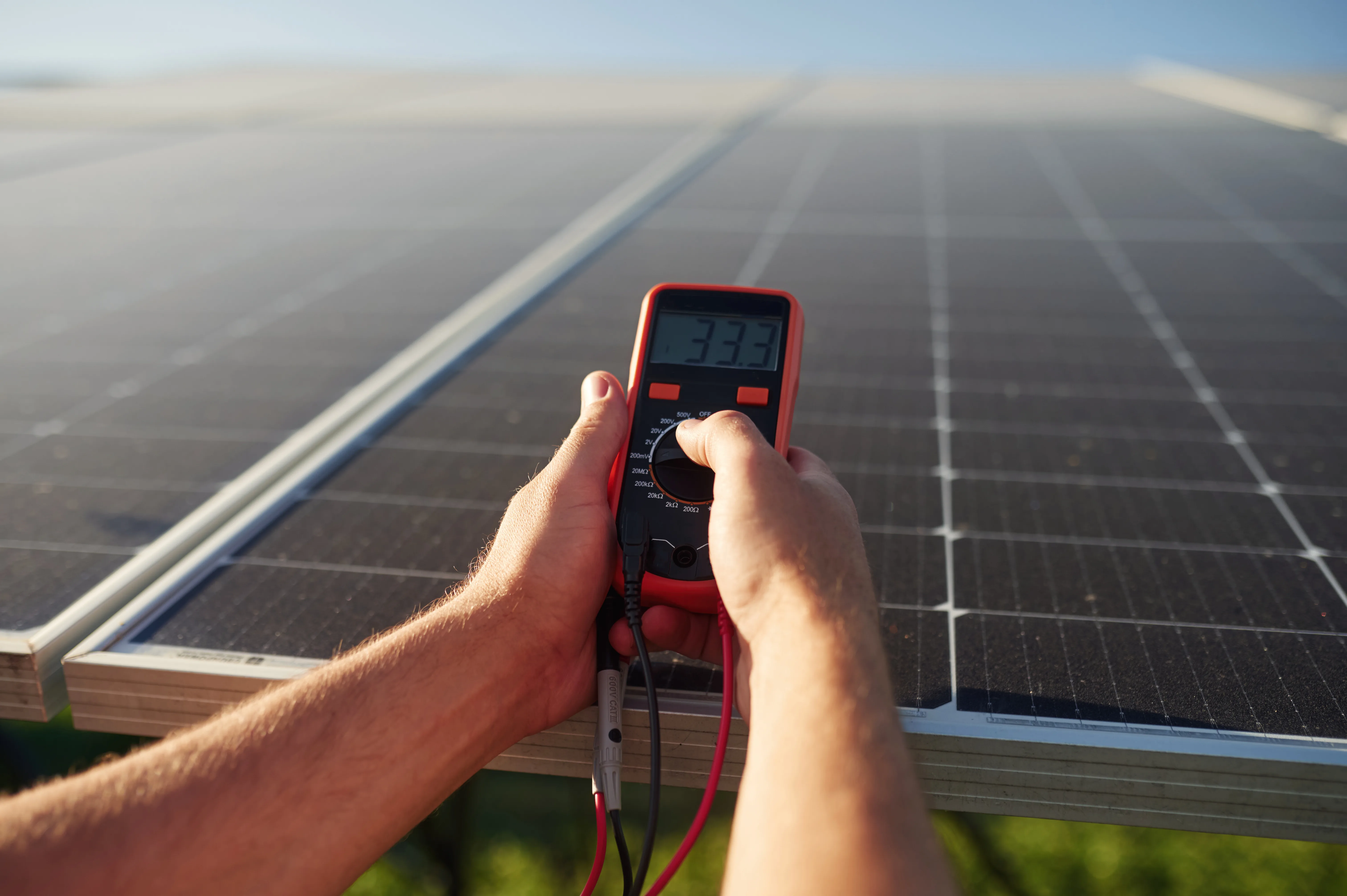 Mesure de la tension sur des panneaux photovoltaïques, démontrant l'installation de systèmes solaires