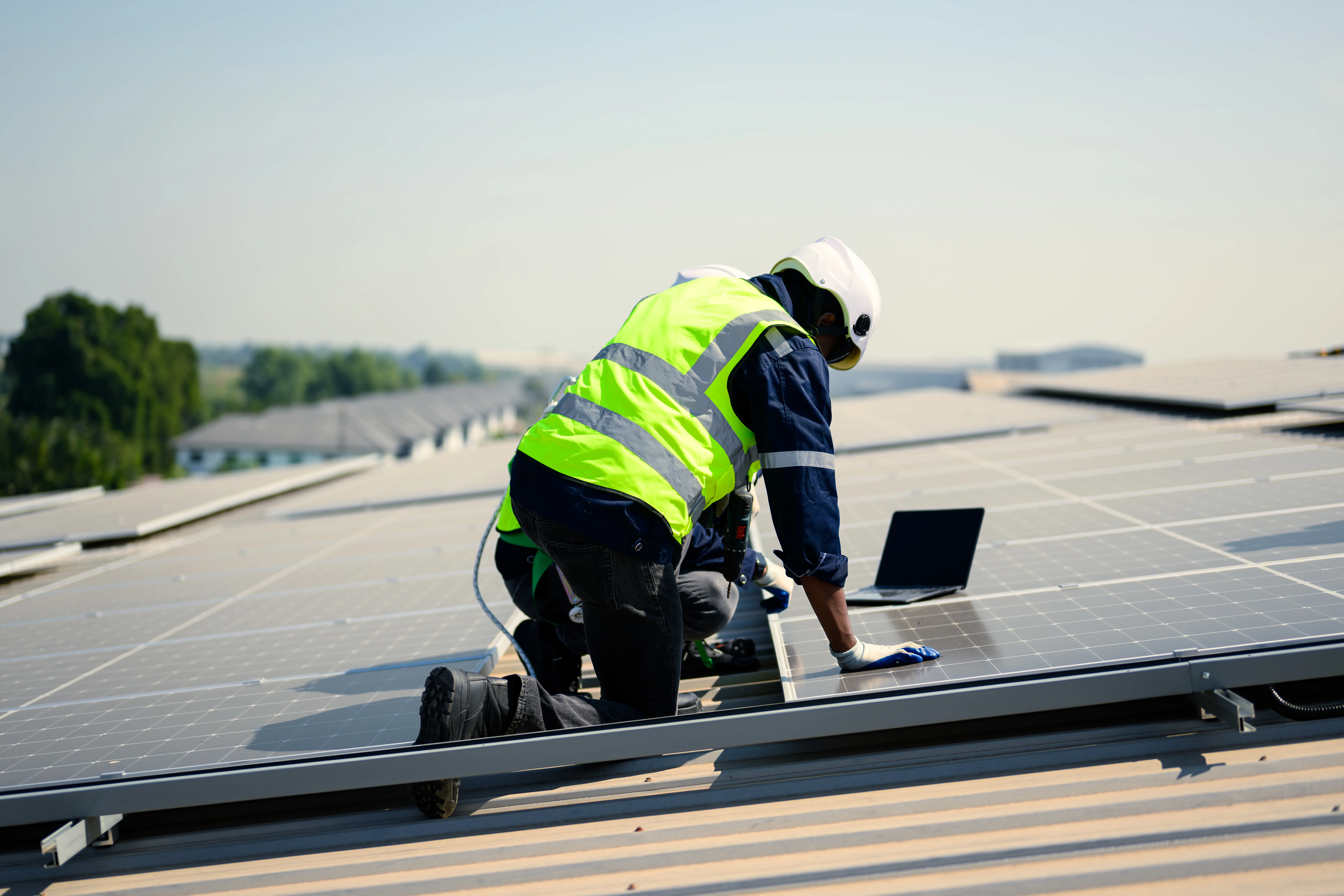 Installation de panneaux photovoltaïques sur toiture par des techniciens expérimentés
