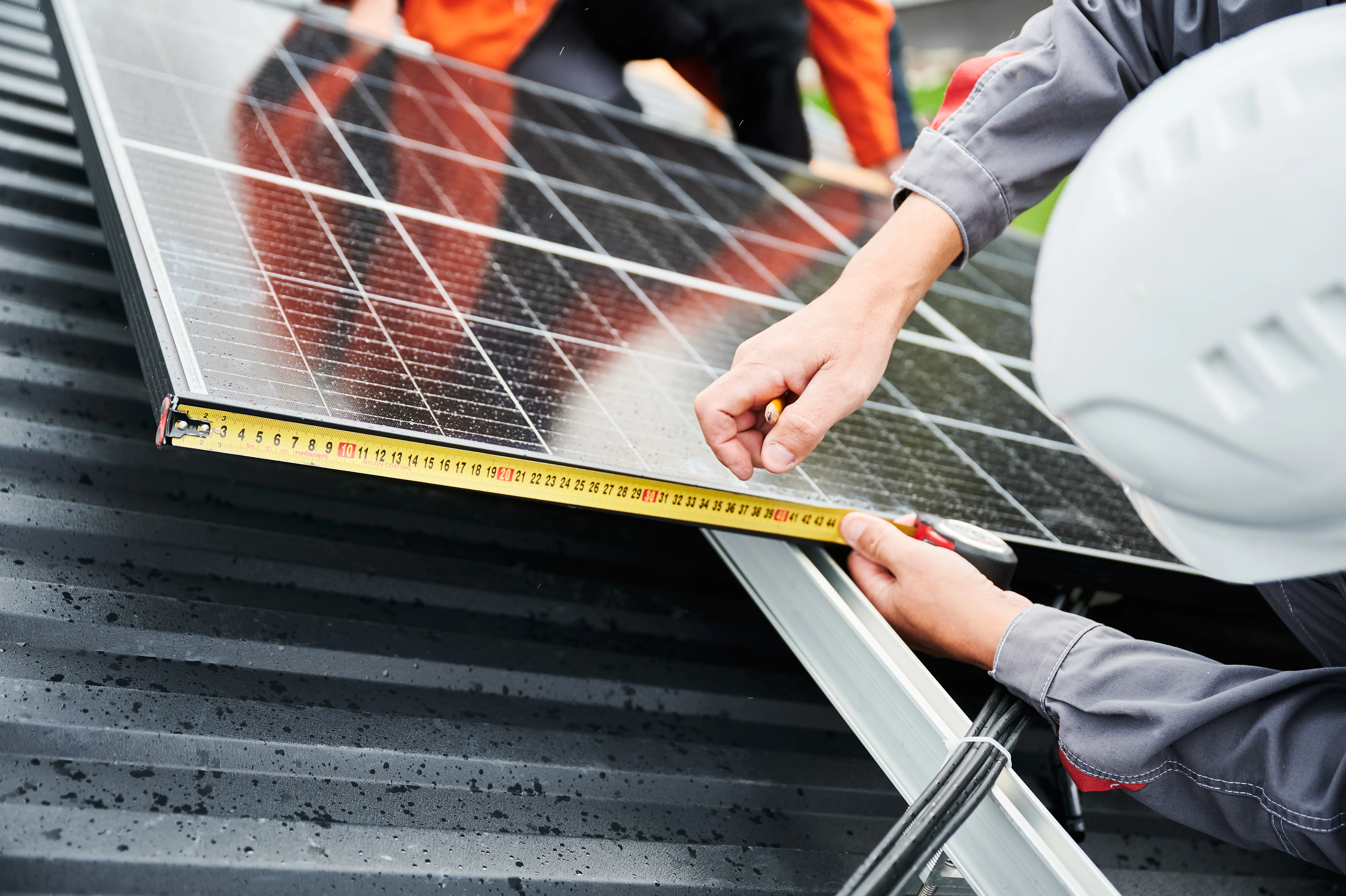 Installation de panneaux photovoltaïques sur un toit avec mesure de la distance