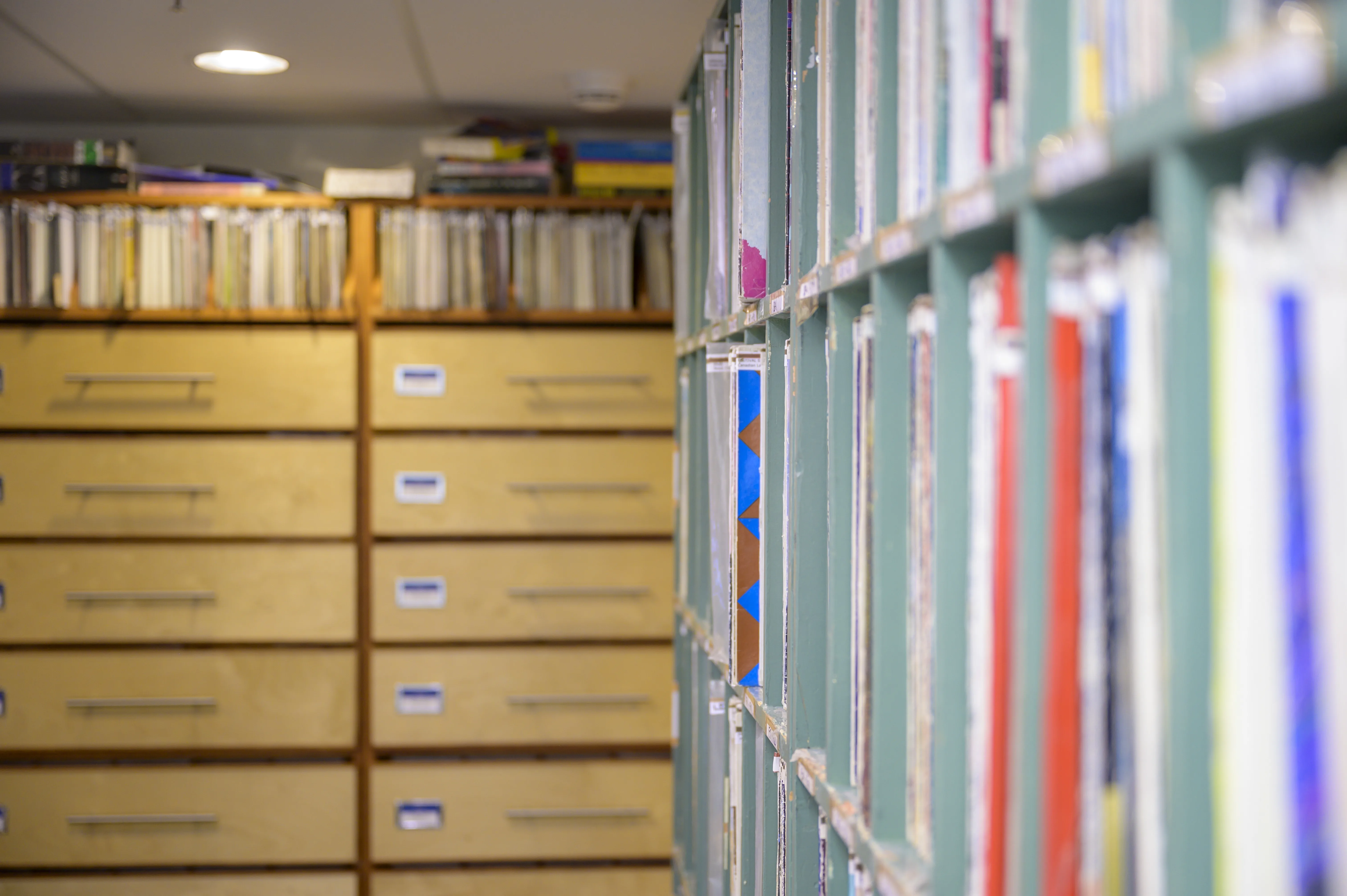 Rangement de documents dans des tiroirs et étagères, illustrant une approche organisée