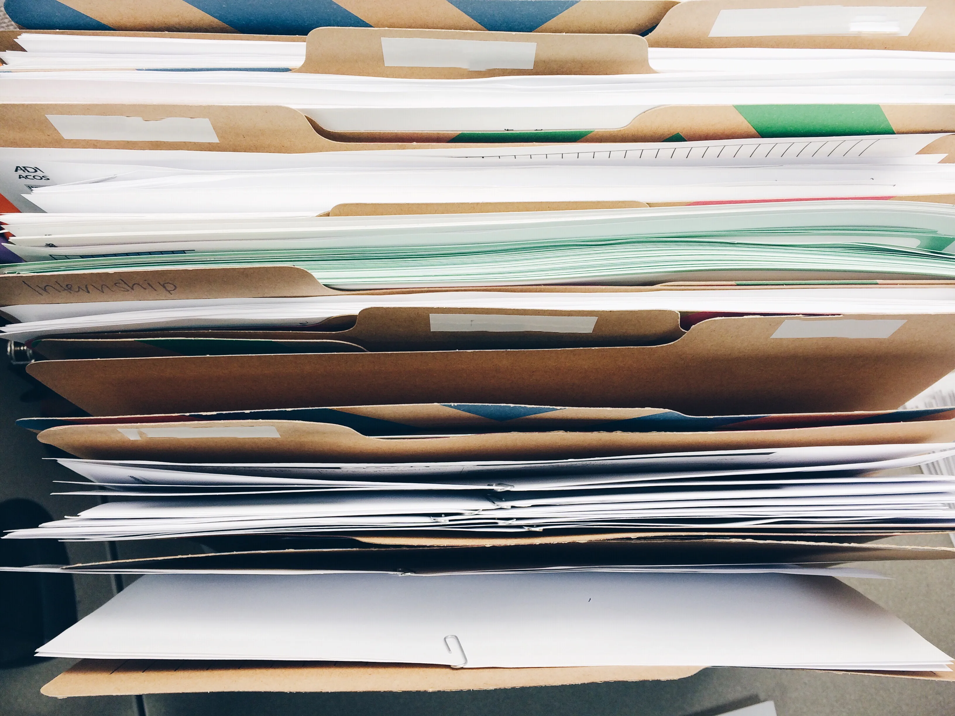 Dossier de documents organisés pour l'accompagnement des démarches administratives photovoltaïques