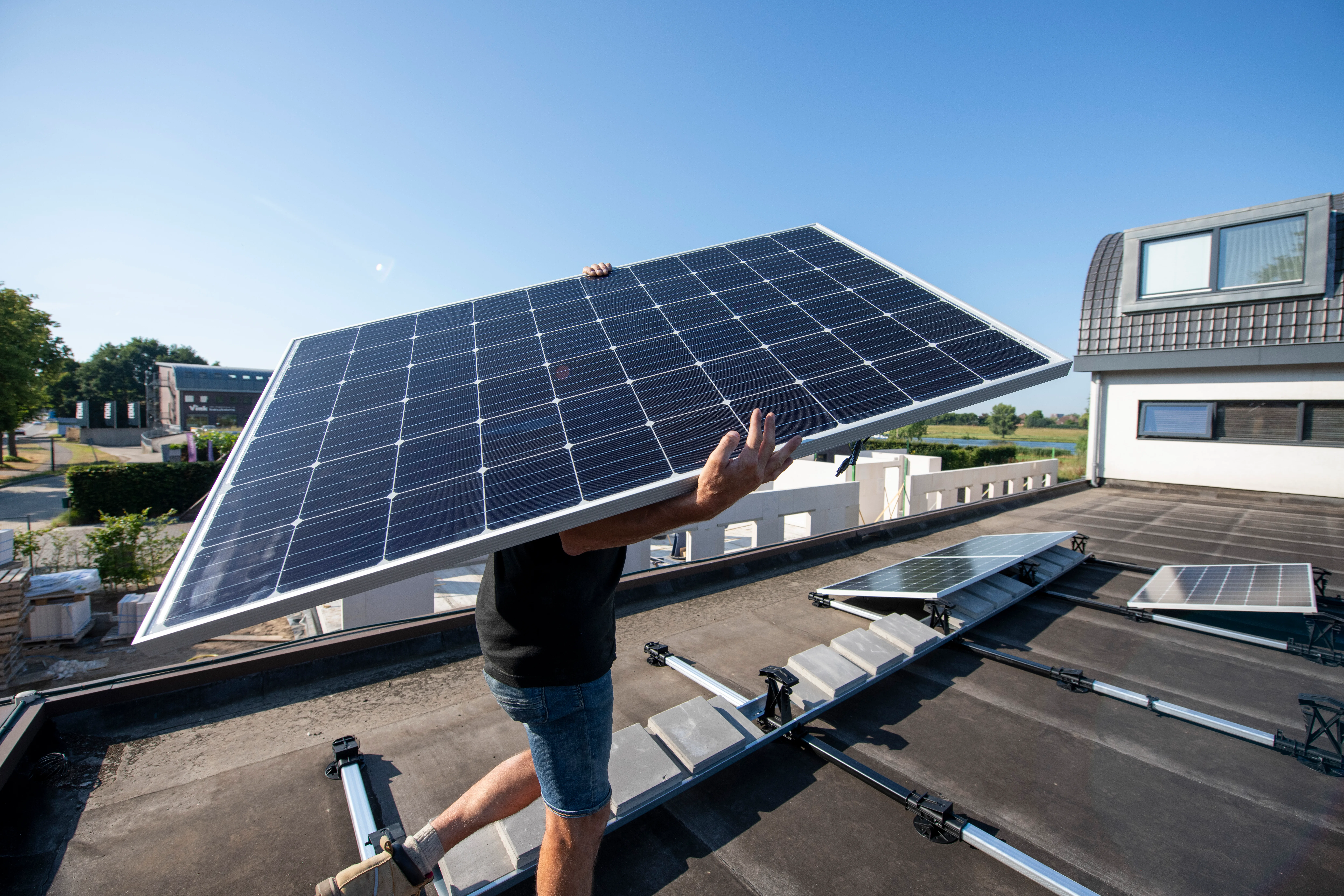 Installation de panneaux photovoltaïques sur un toit par un technicien