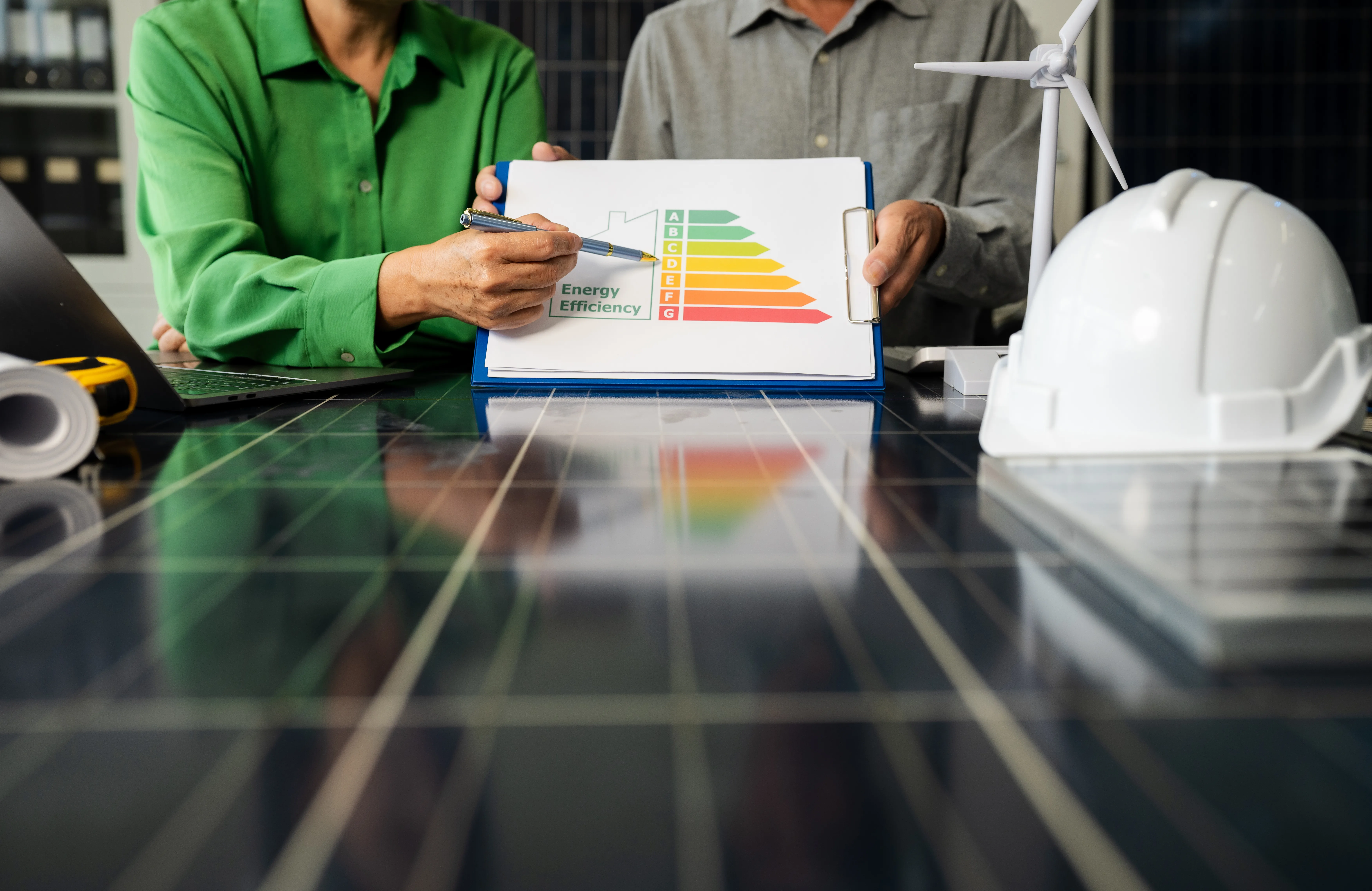 Consultation sur l'efficacité énergétique avec un graphique à côté de panneaux solaires