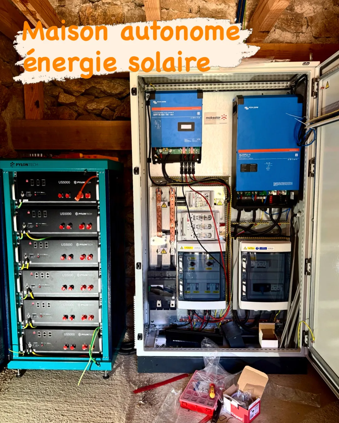 Installation de batteries solaires pour une maison autonome en énergie solaire