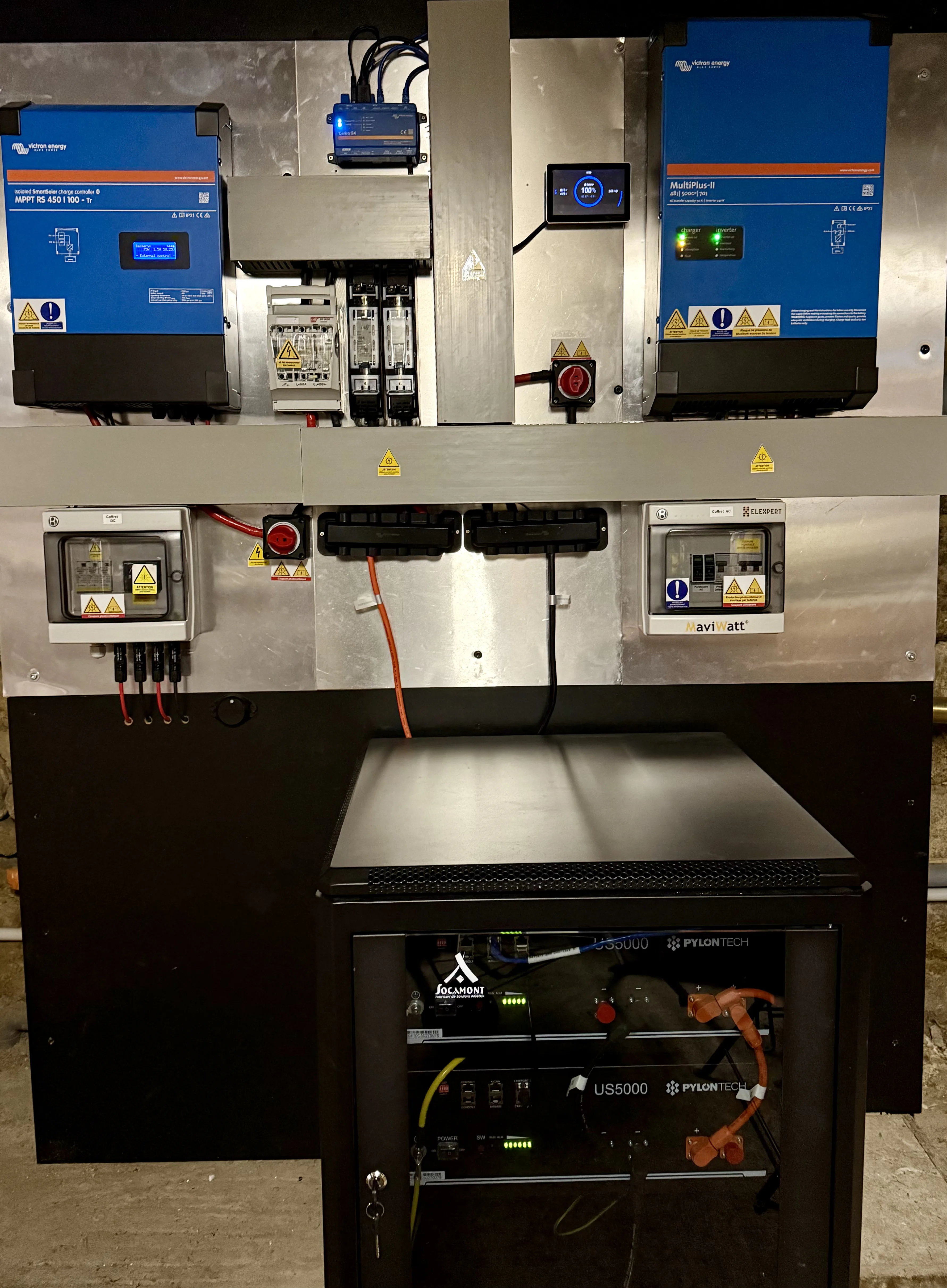 Système photovoltaïque avec onduleurs et batteries de stockage pour autonomie énergétique