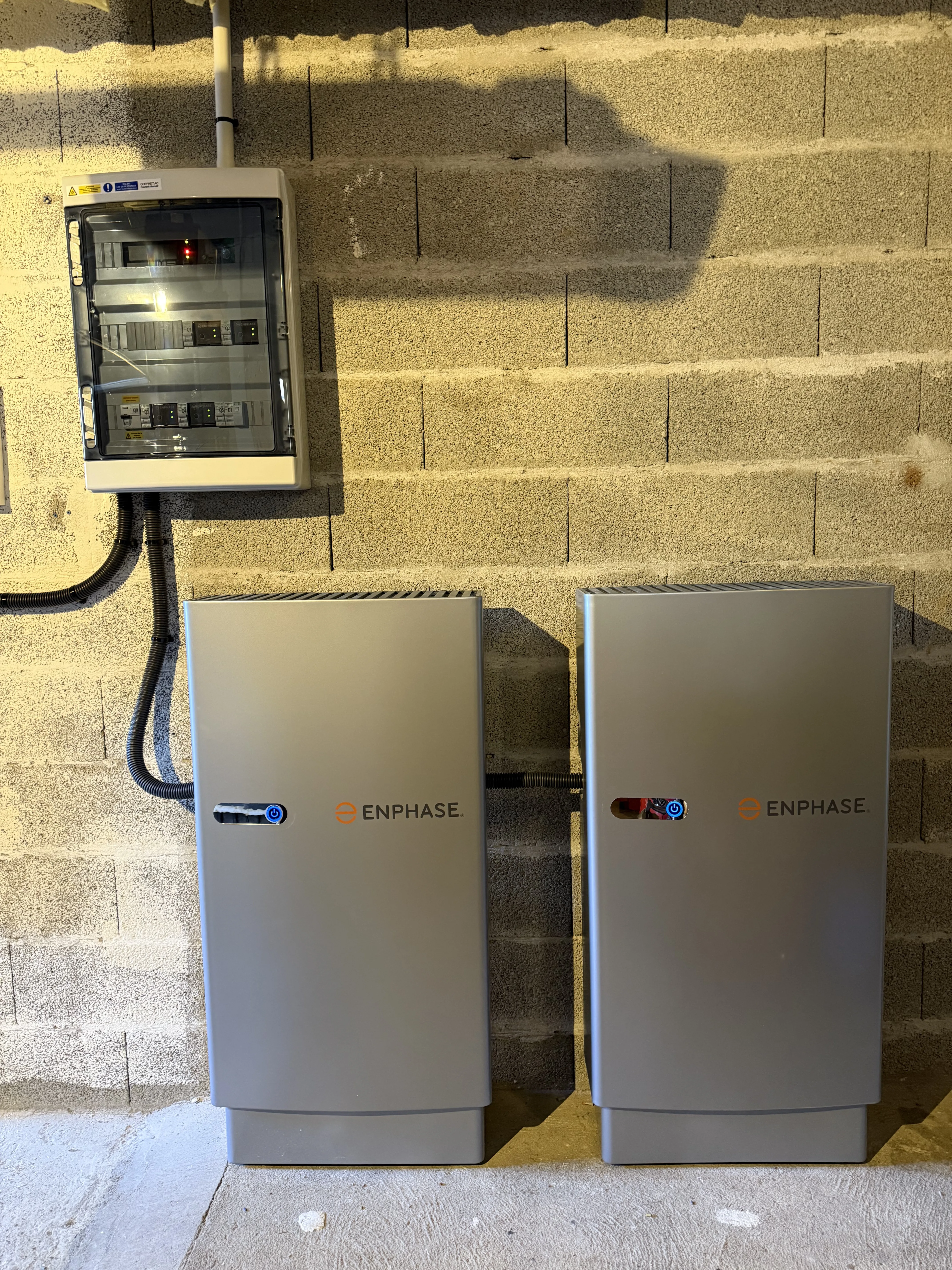 Installation de batteries solaires pour le stockage d'énergie renouvelable