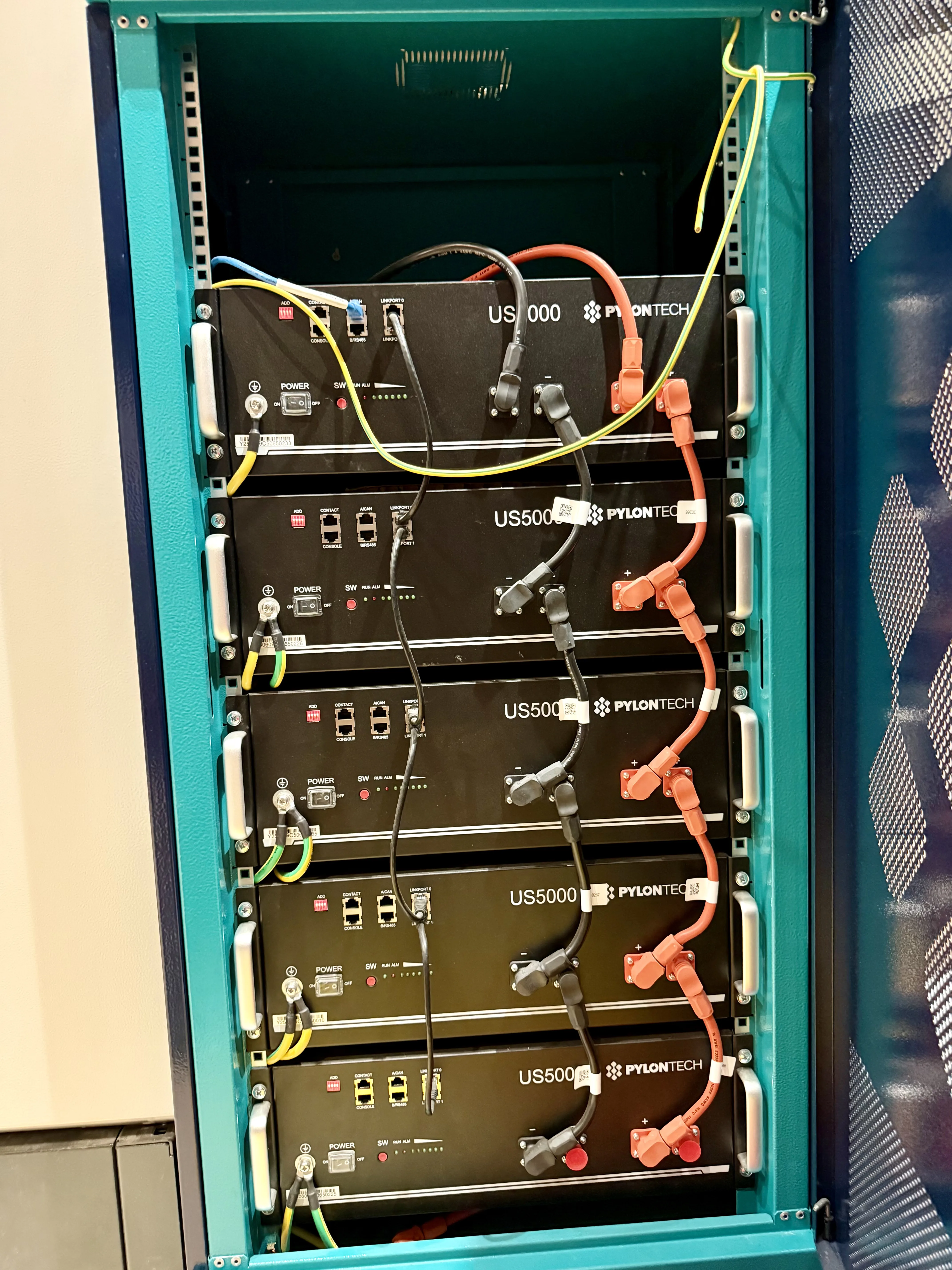 Système de stockage d'énergie solaire avec batteries Pylontech installées