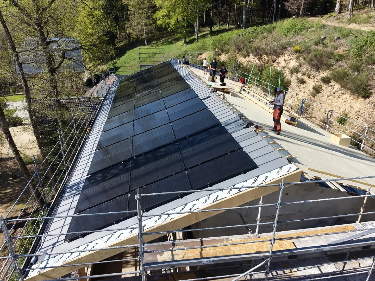 Installation de panneaux photovoltaïques sur un toit en pente