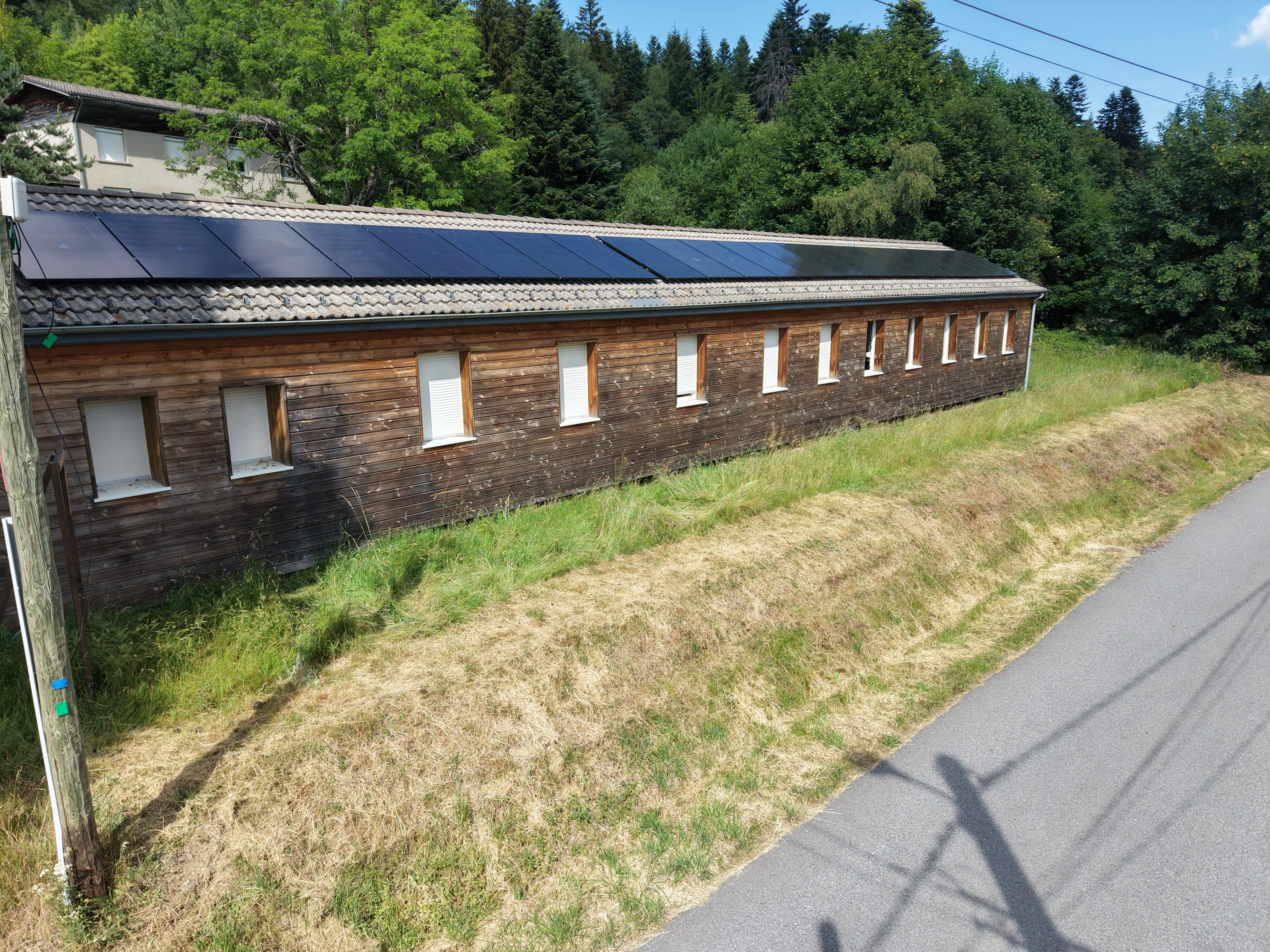 Installation de panneaux photovoltaïques sur un bâtiment en pleine nature