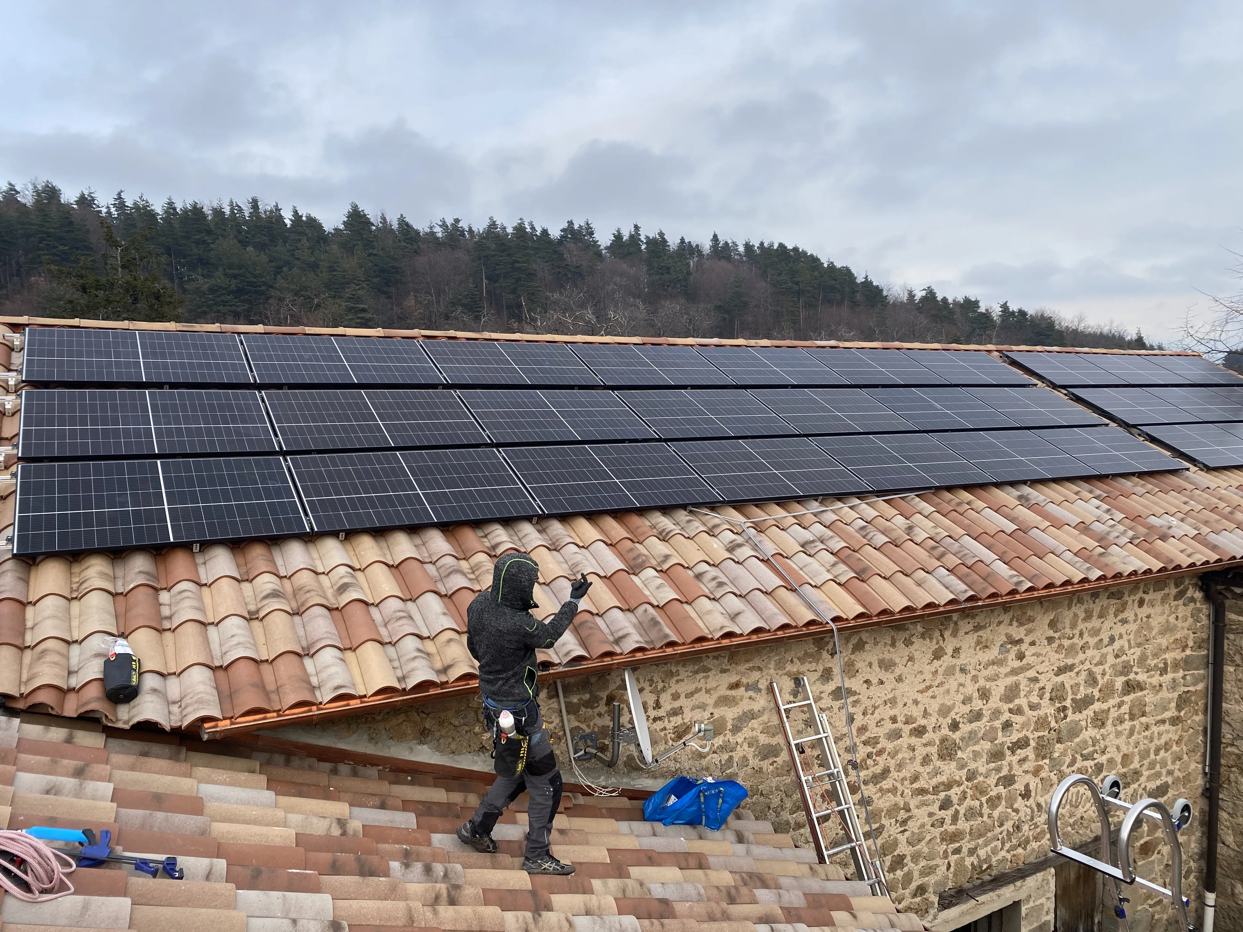 Installation de panneaux photovoltaïques sur toiture inclinée