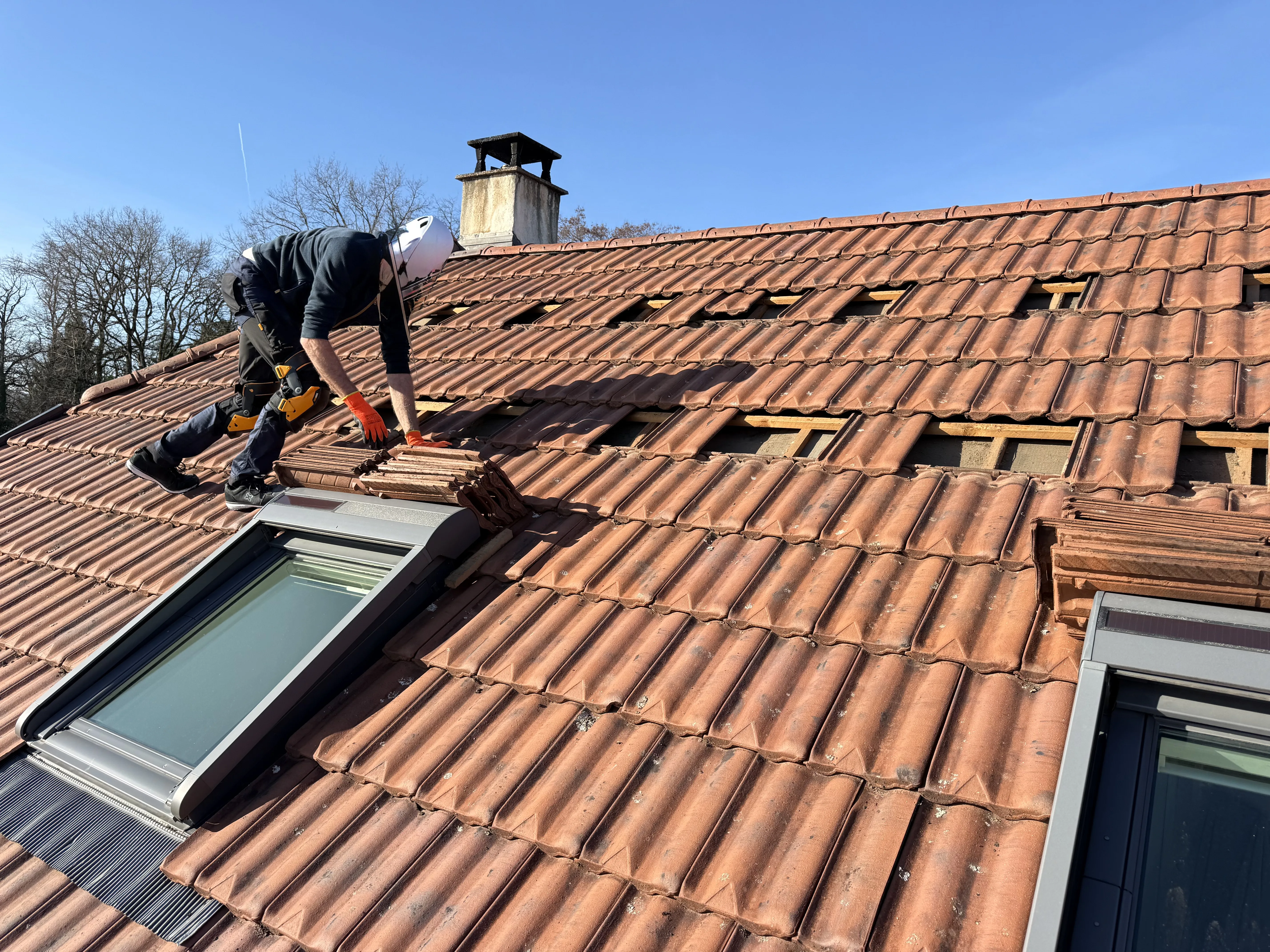 Installation de panneaux solaires sur toiture inclinée par un technicien