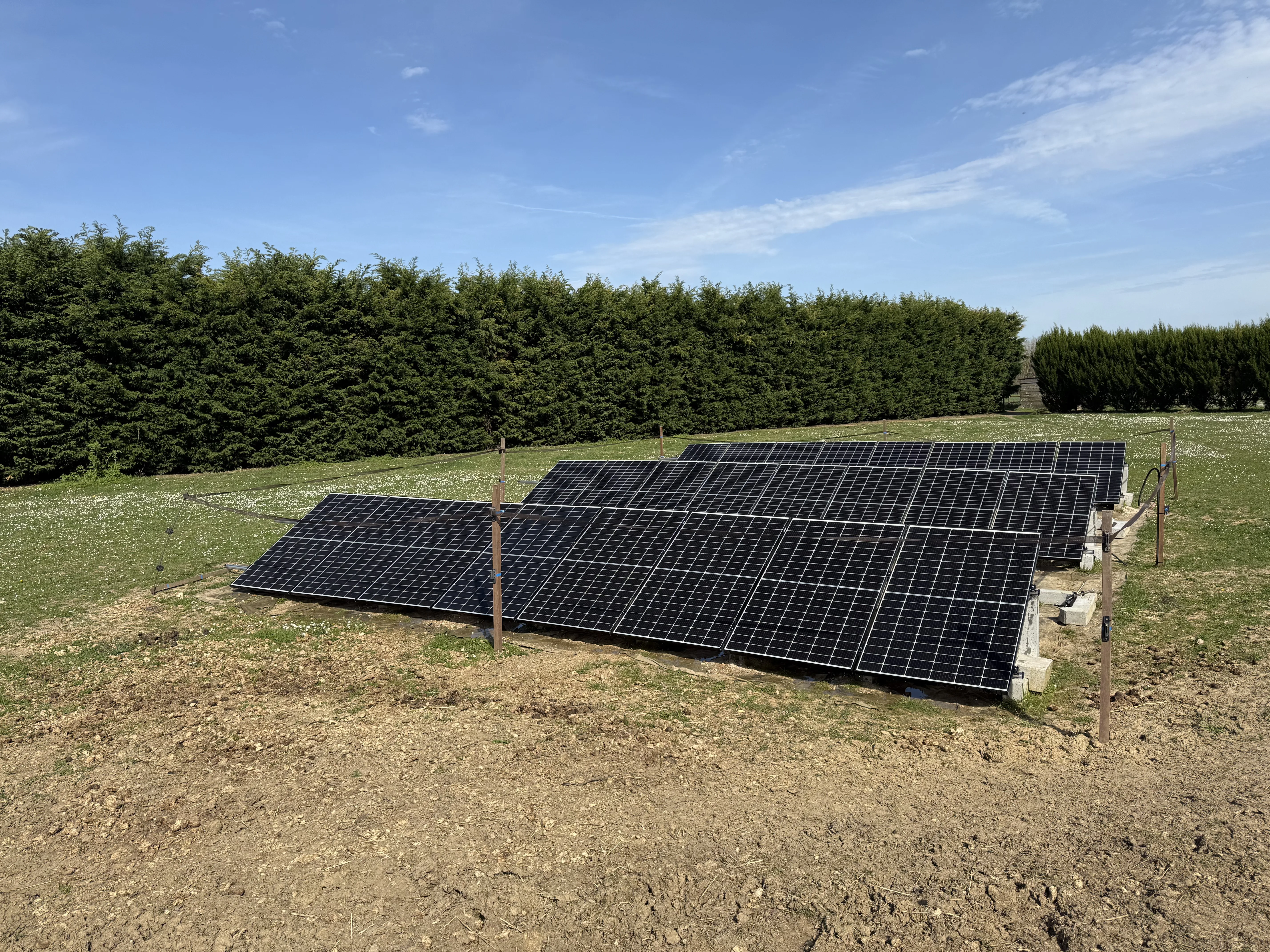 Installation de panneaux photovoltaïques au sol dans un environnement ensoleillé
