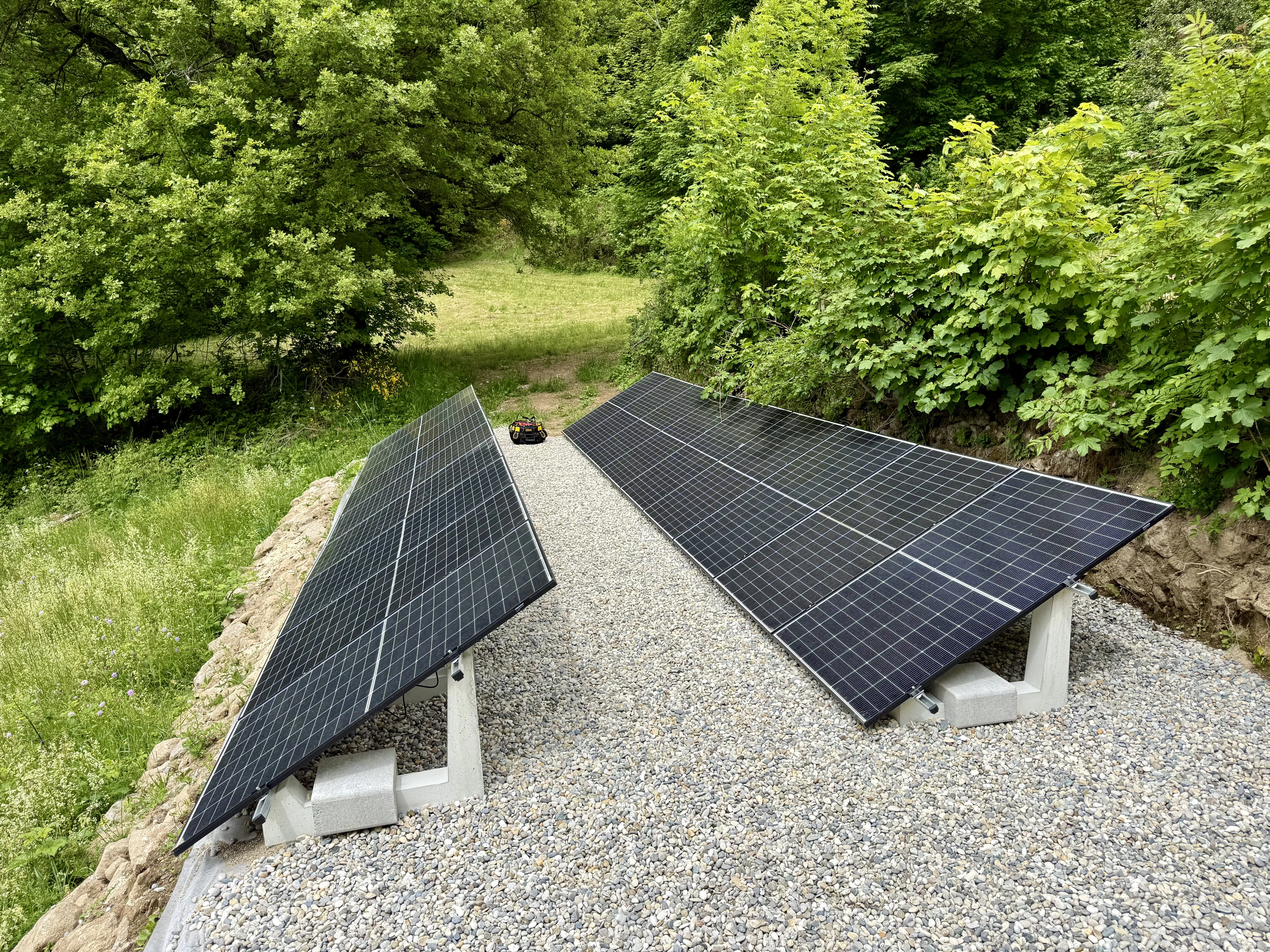Installation de panneaux photovoltaïques au sol sur un terrain verdoyant
