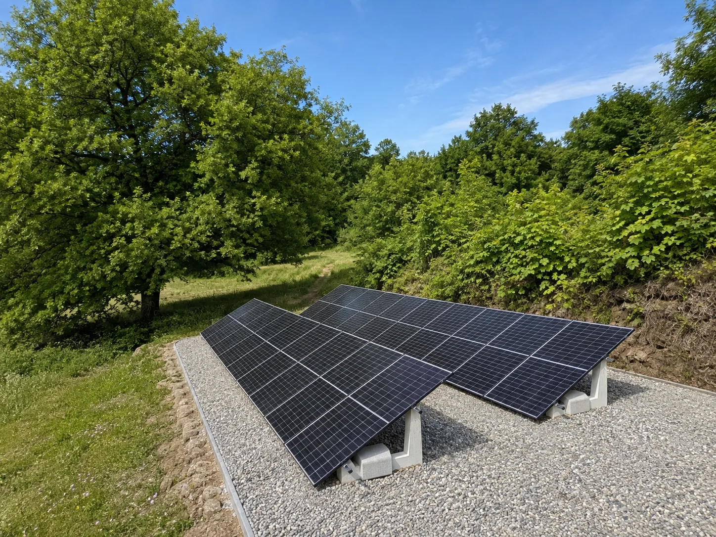 Panneaux solaires photovoltaïques installés sur un terrain, offrant une solution d'autonomie énergétique