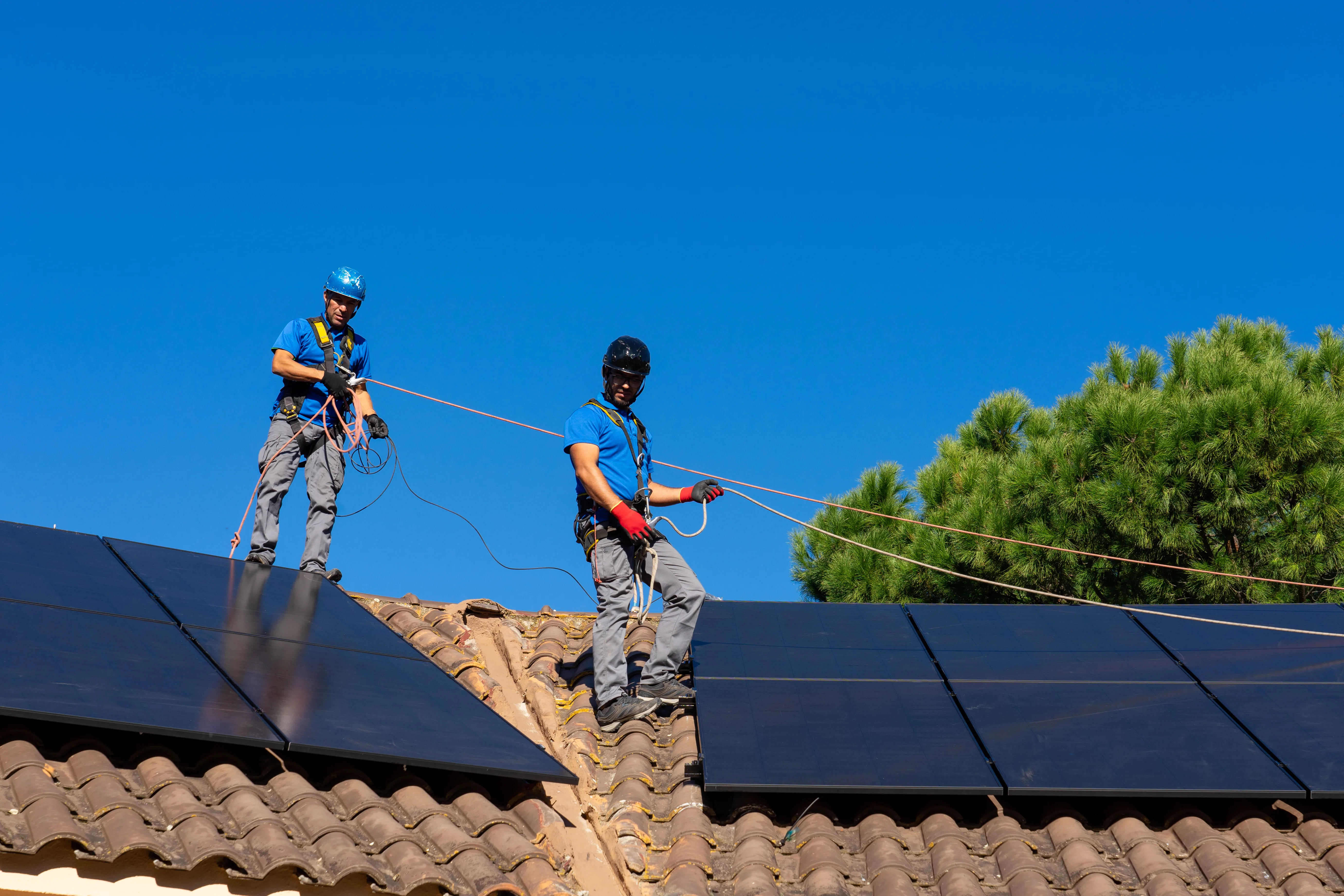Installation de panneaux photovoltaïques sur un toit par des techniciens qualifiés