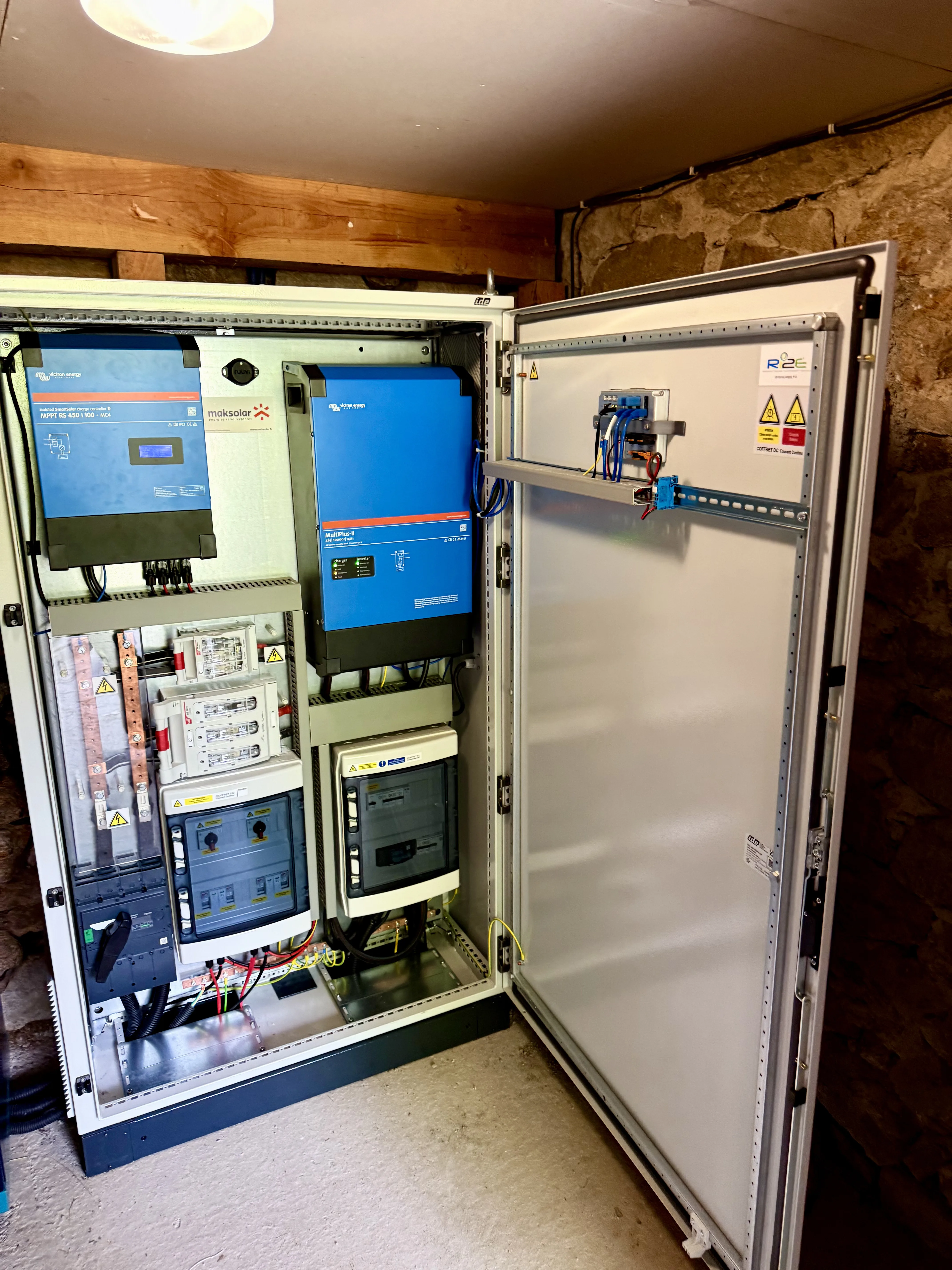 Installation de batteries solaires pour un système énergétique autonome