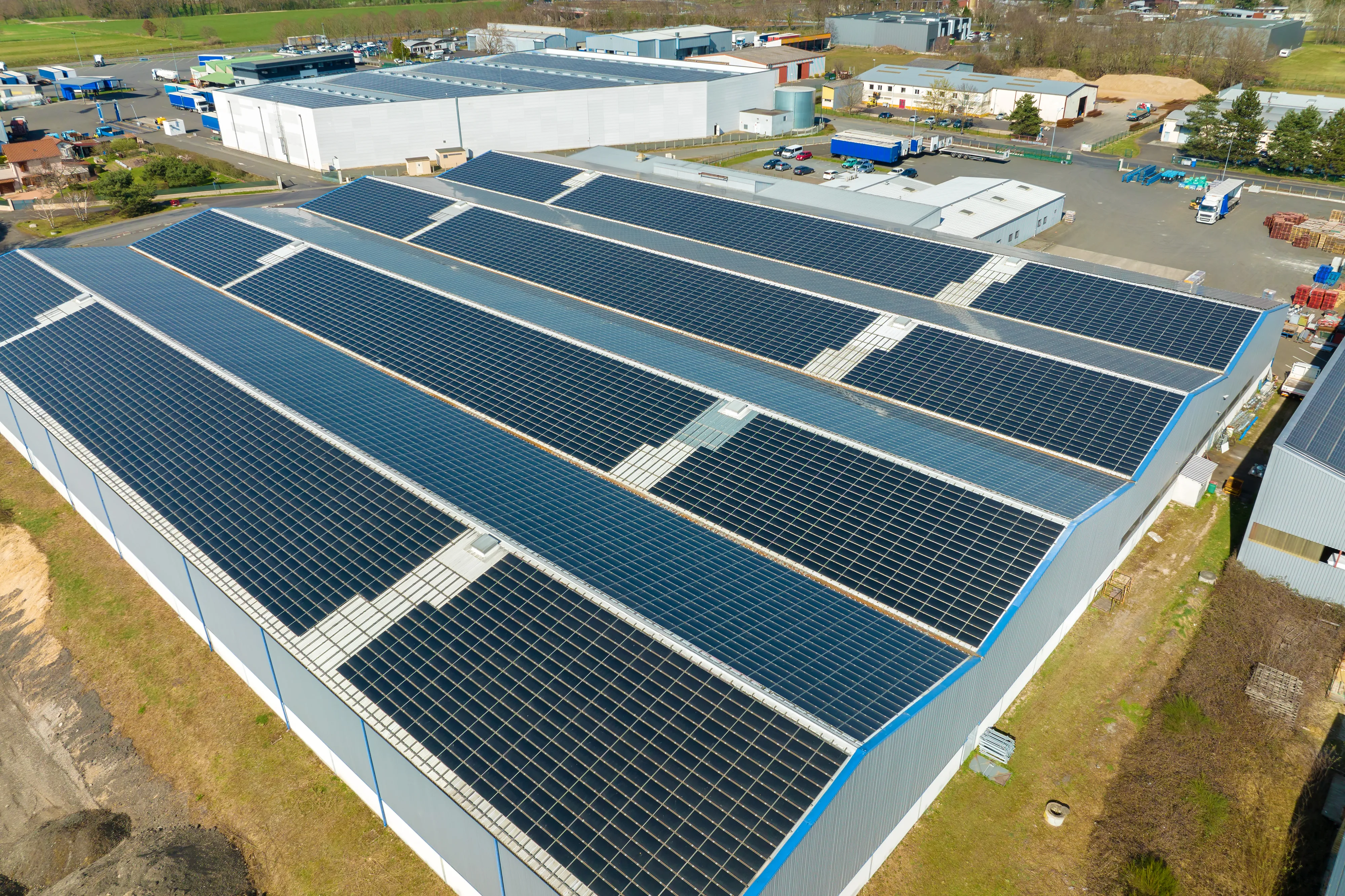 Installation de panneaux photovoltaïques sur le toit d'un bâtiment industriel