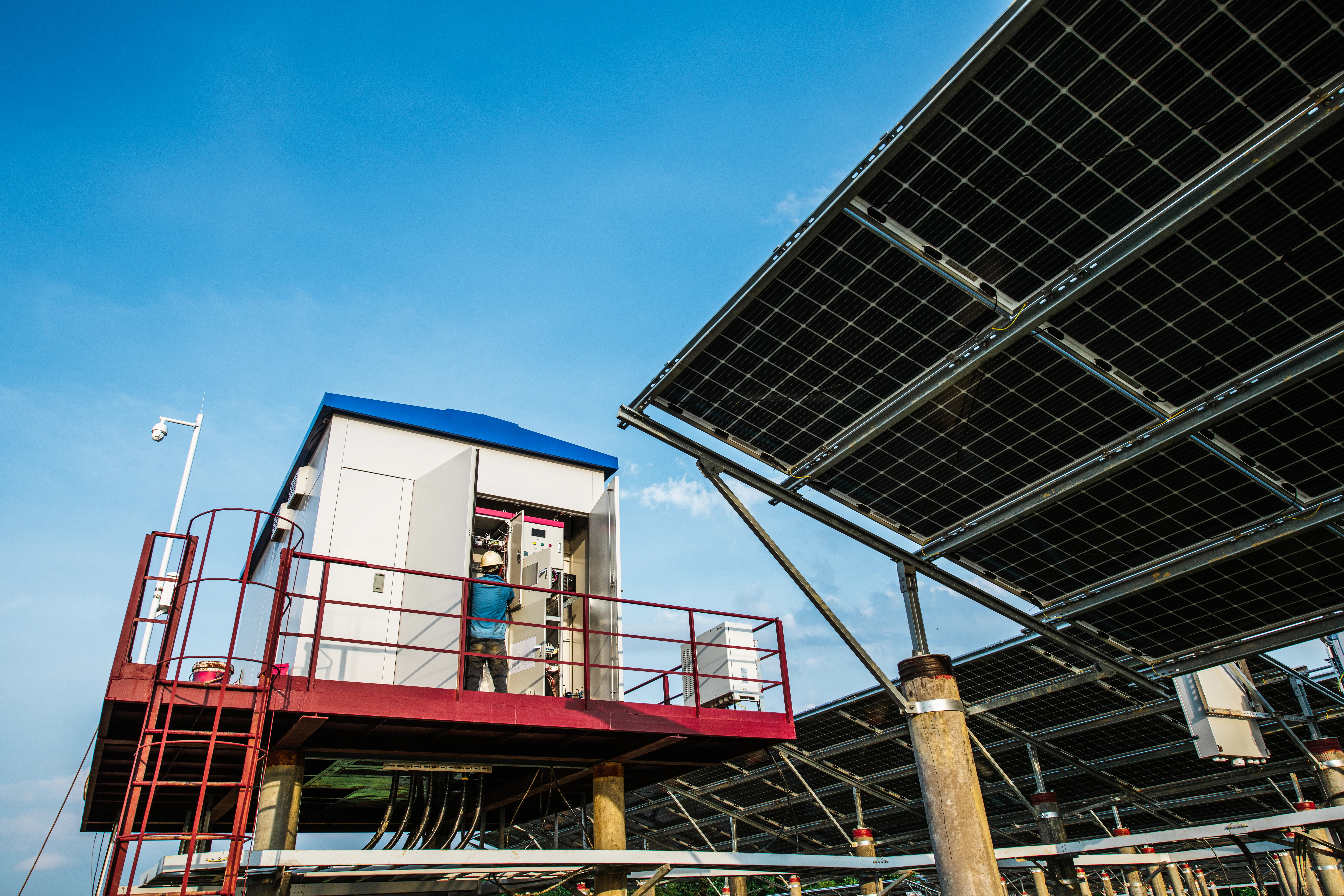 Installation de panneaux photovoltaïques sur un site avec un onduleur solaire