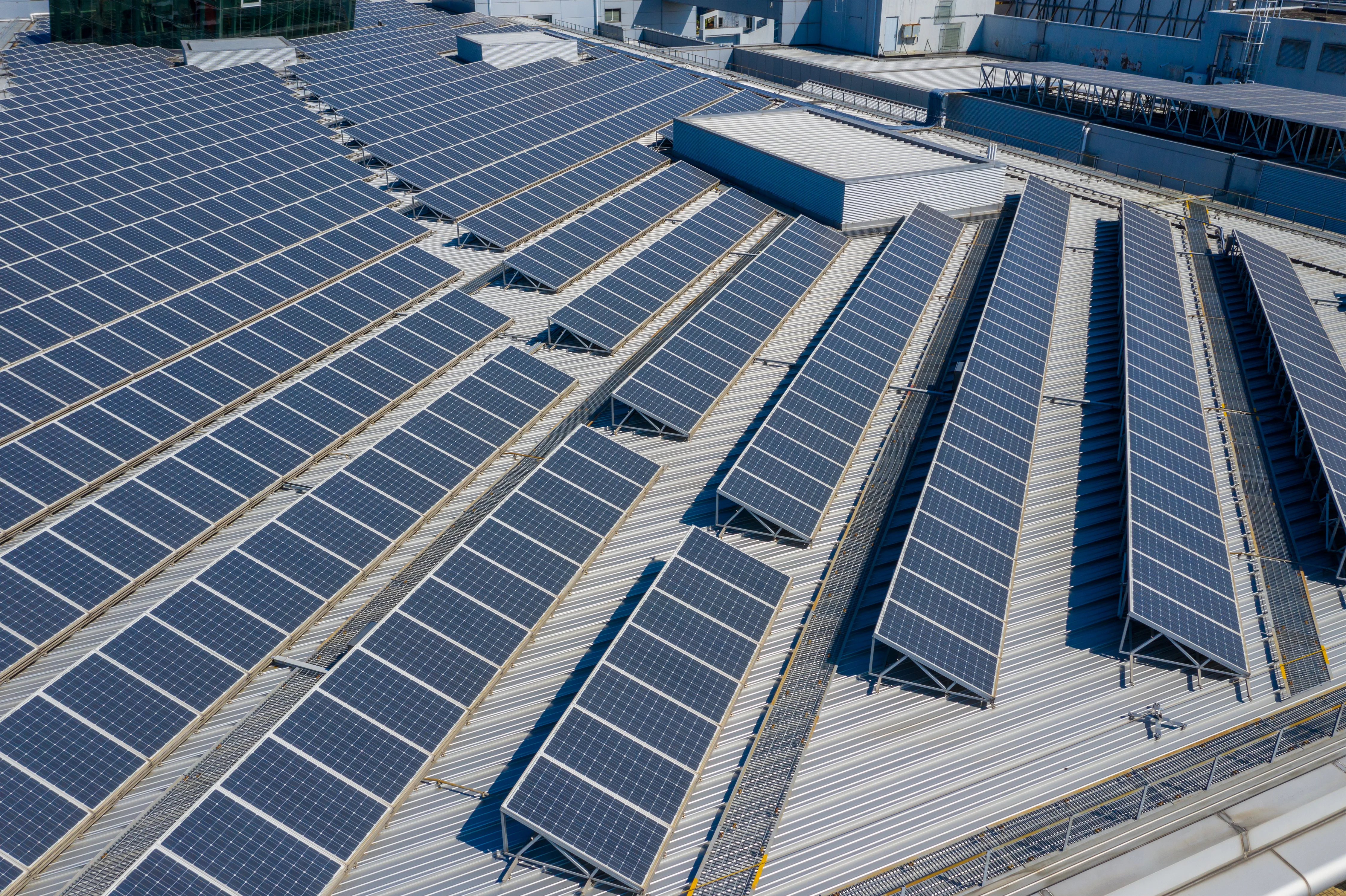 Installation de panneaux photovoltaïques sur toiture inclinée d'un bâtiment industriel