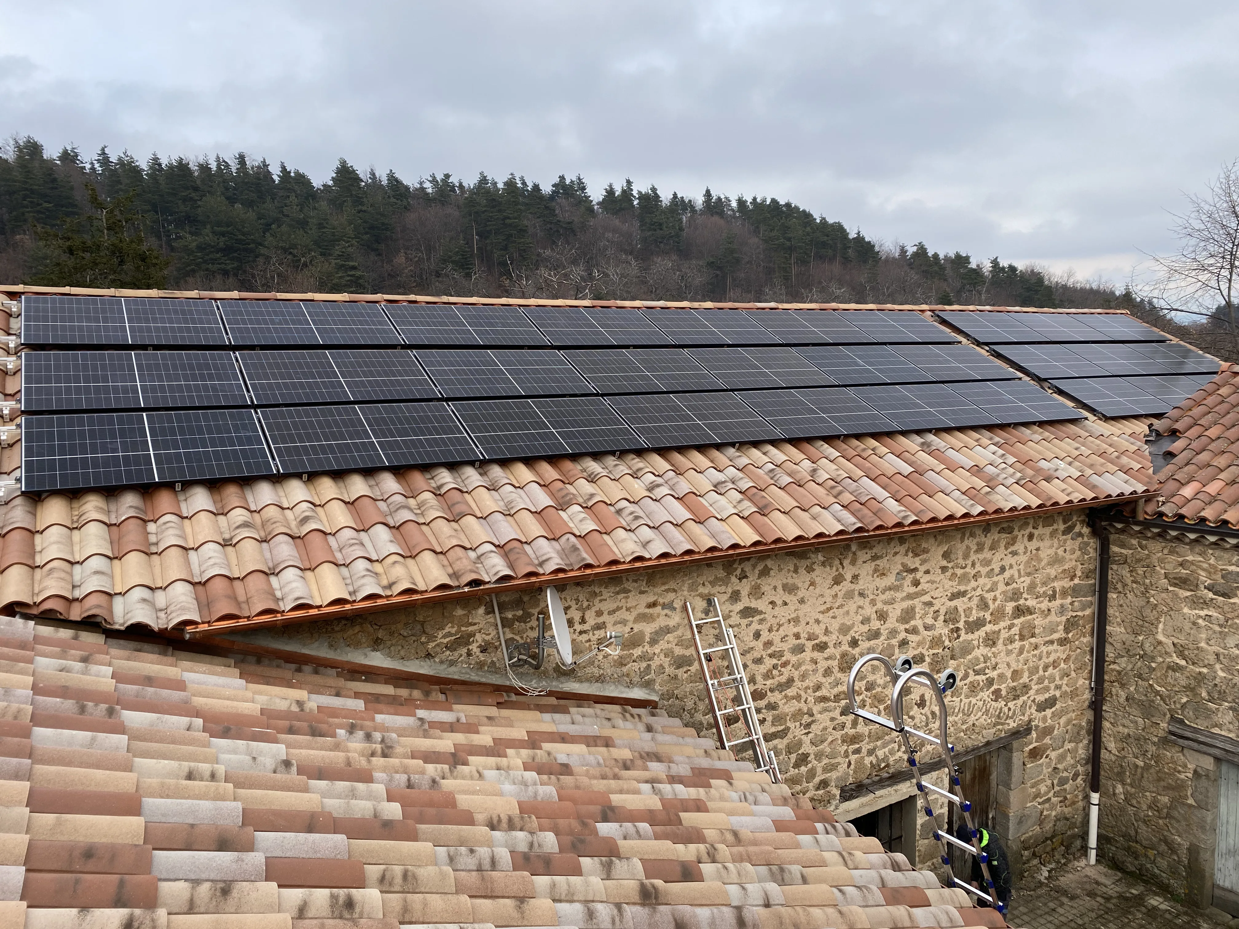 Installation de panneaux photovoltaïques sur un toit en tuiles