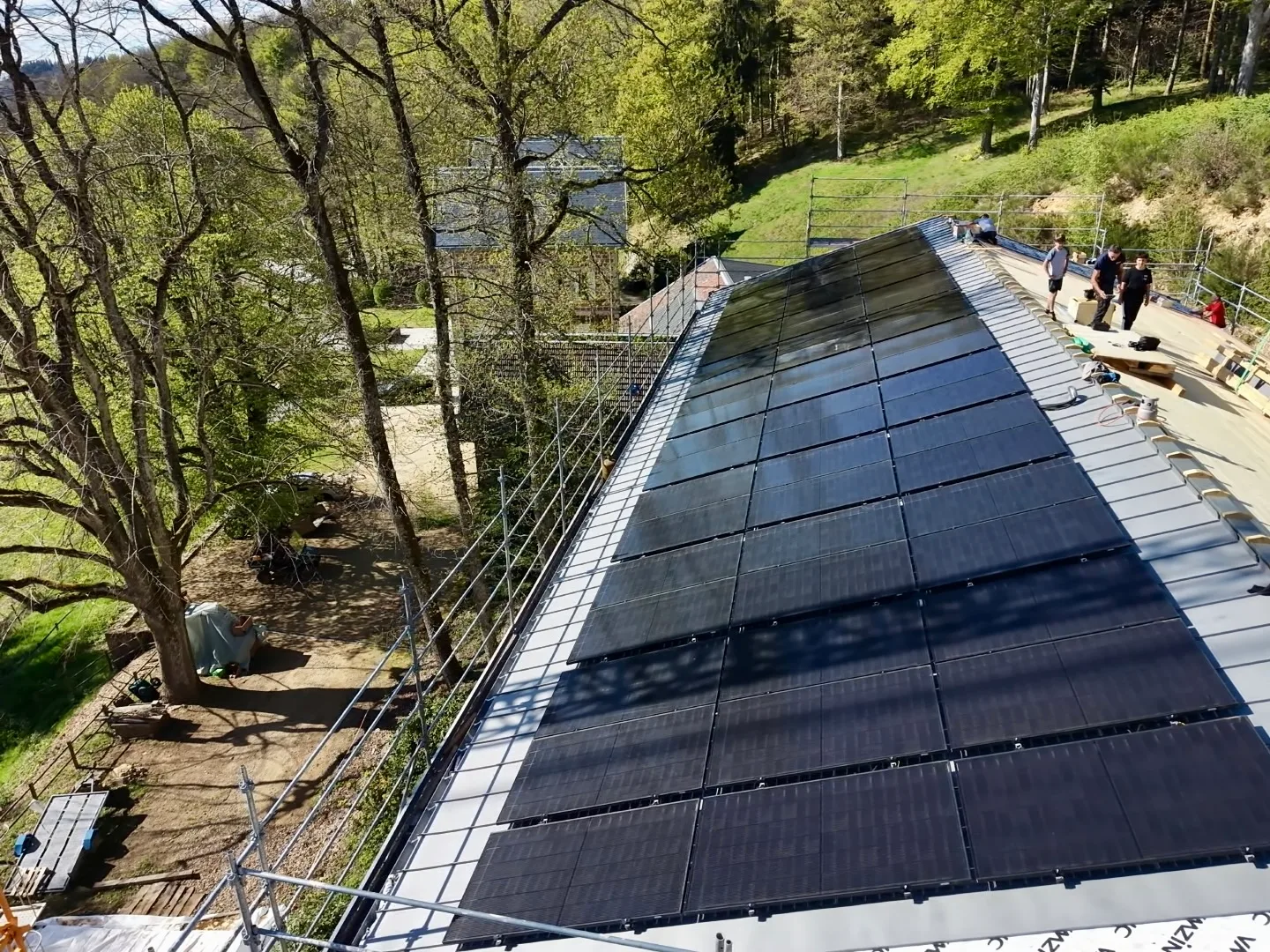 Installation de panneaux photovoltaïques sur un toit incliné avec vue sur la nature