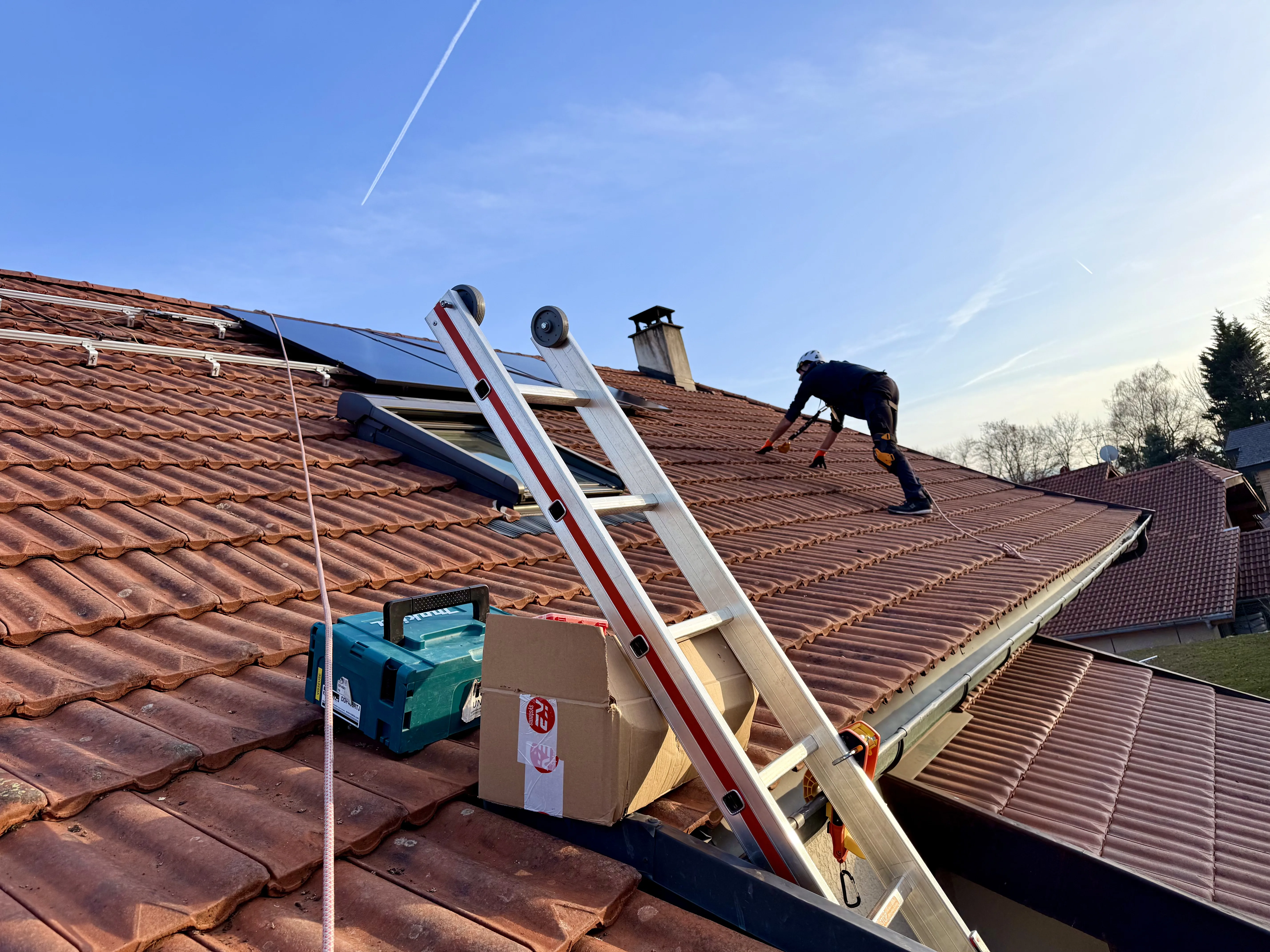 Installation de panneaux solaires sur toiture inclinée par un technicien