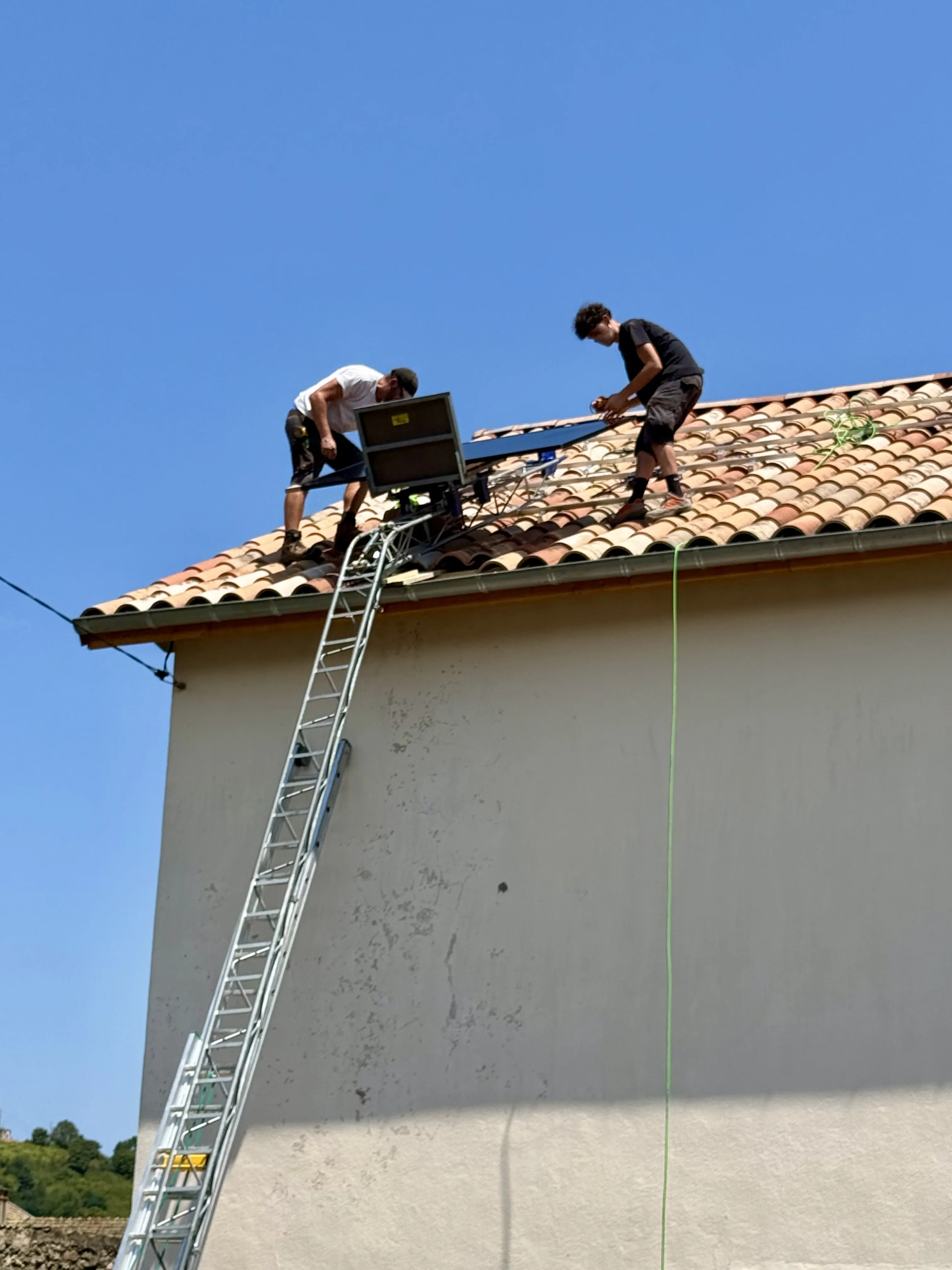 Installation de panneaux photovoltaïques sur un toit par des techniciens