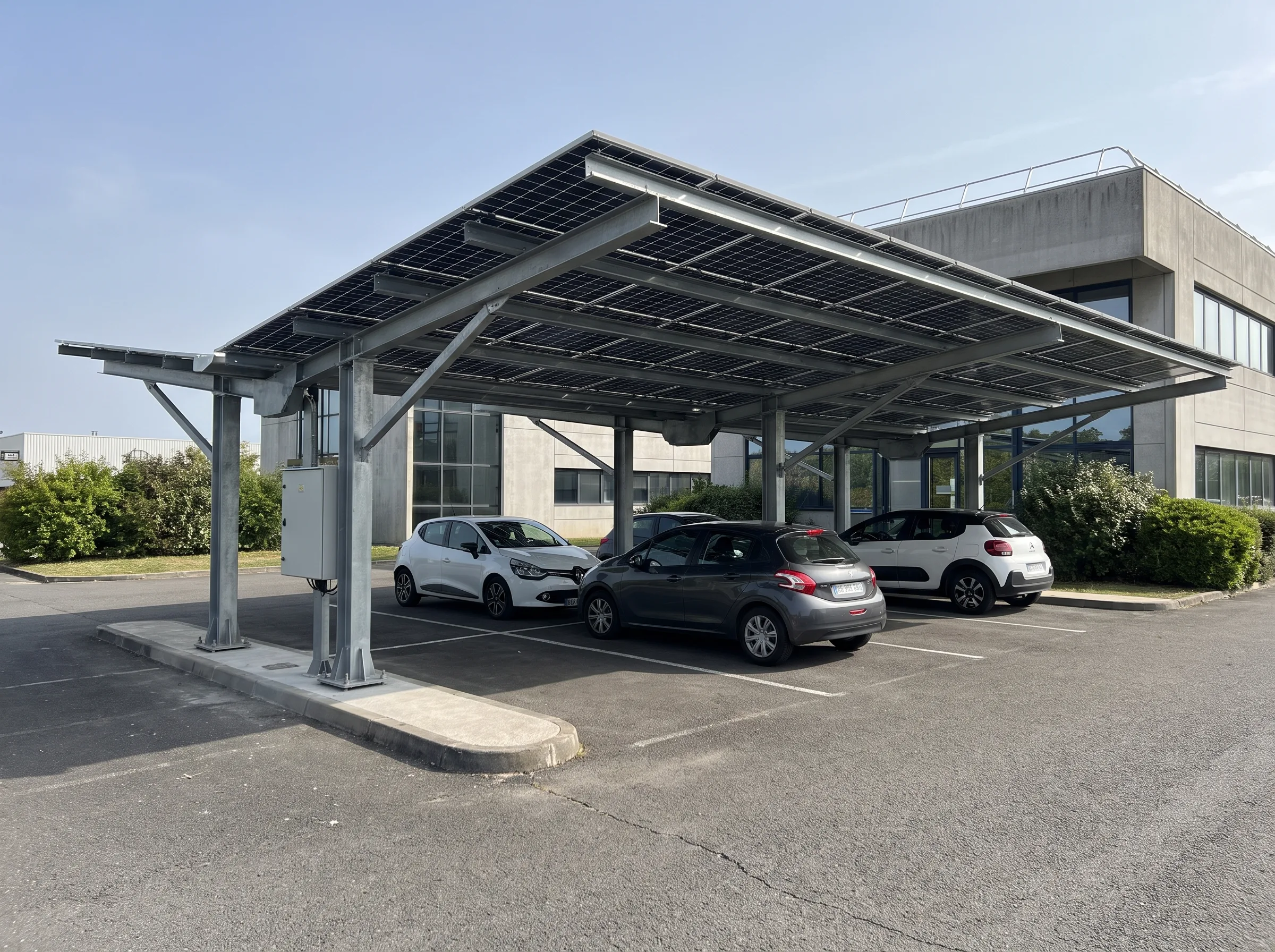 Installation d'une ombrière photovoltaïque avec plusieurs véhicules stationnés