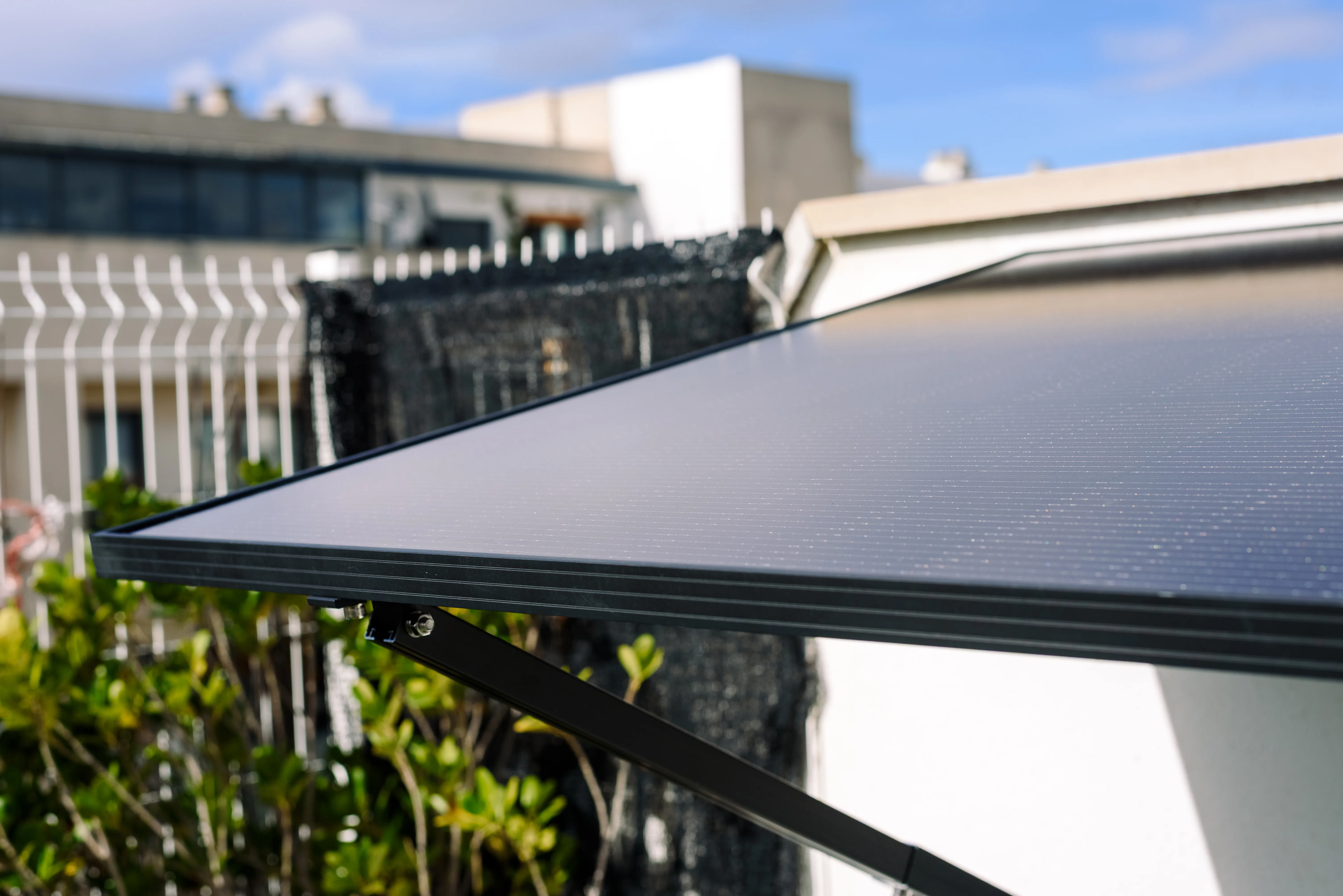 Panneau solaire installé sur un toit avec un ciel bleu en arrière-plan
