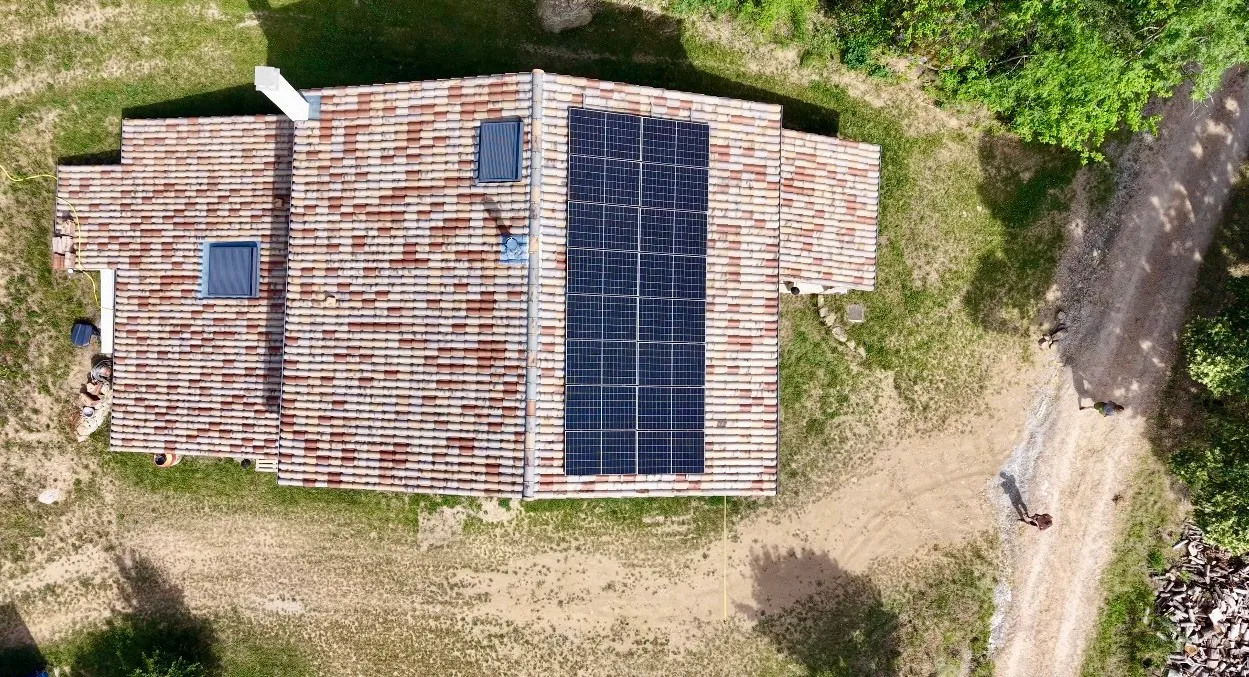 Installation de panneaux photovoltaïques sur toiture inclinée d'une maison