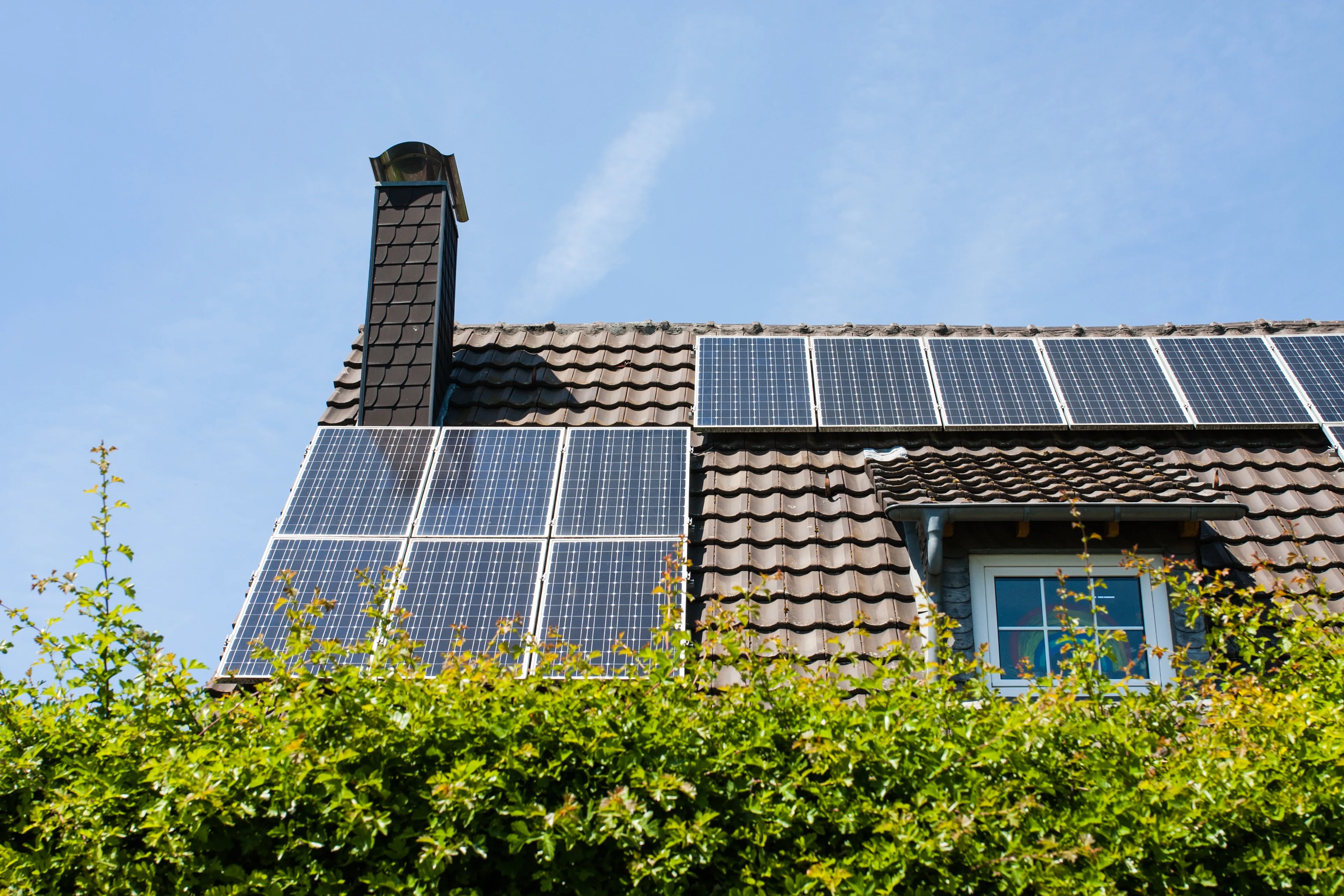 Installation de panneaux photovoltaïques sur un toit résidentiel