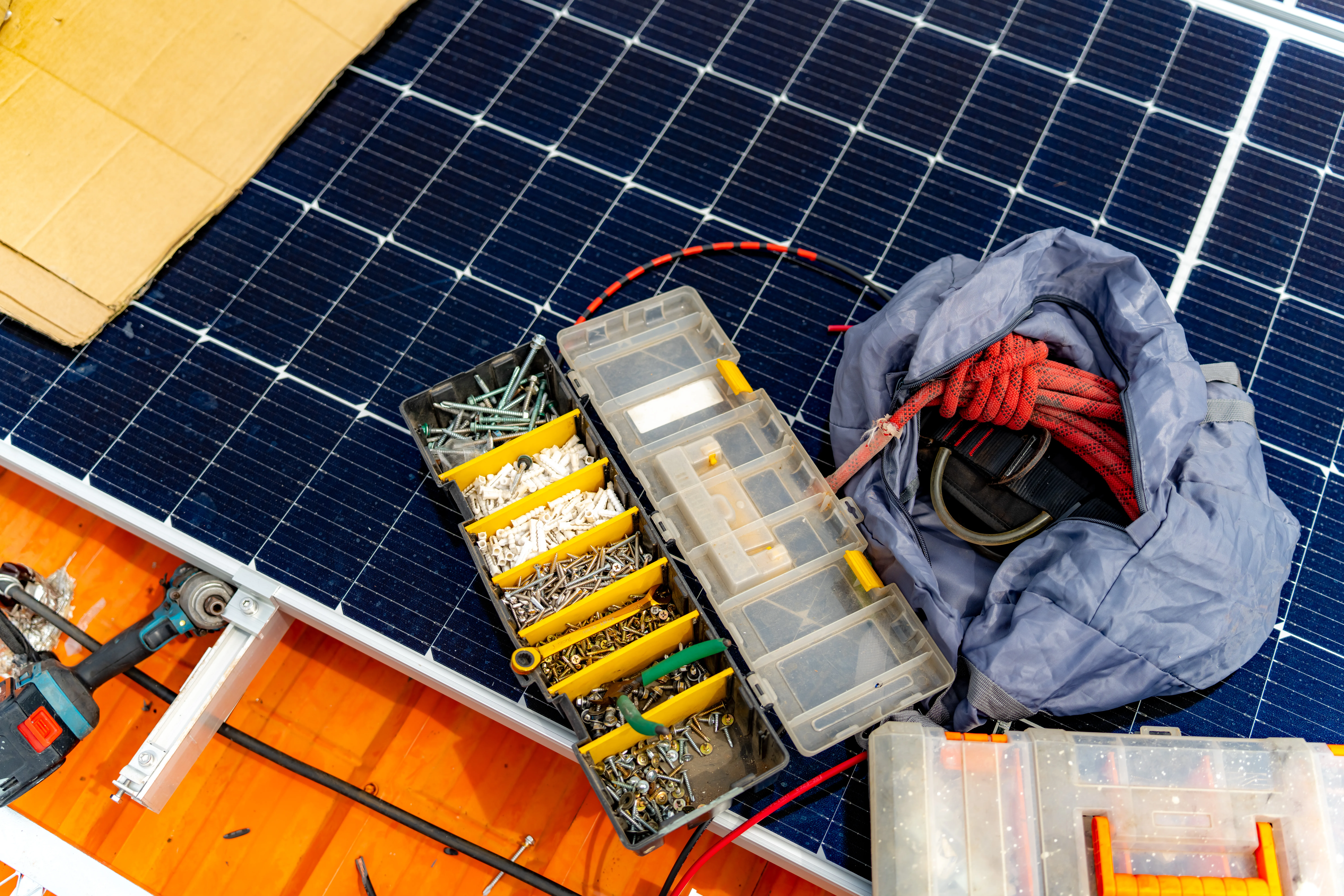 Outils et matériel pour l'installation de panneaux photovoltaïques sur un chantier