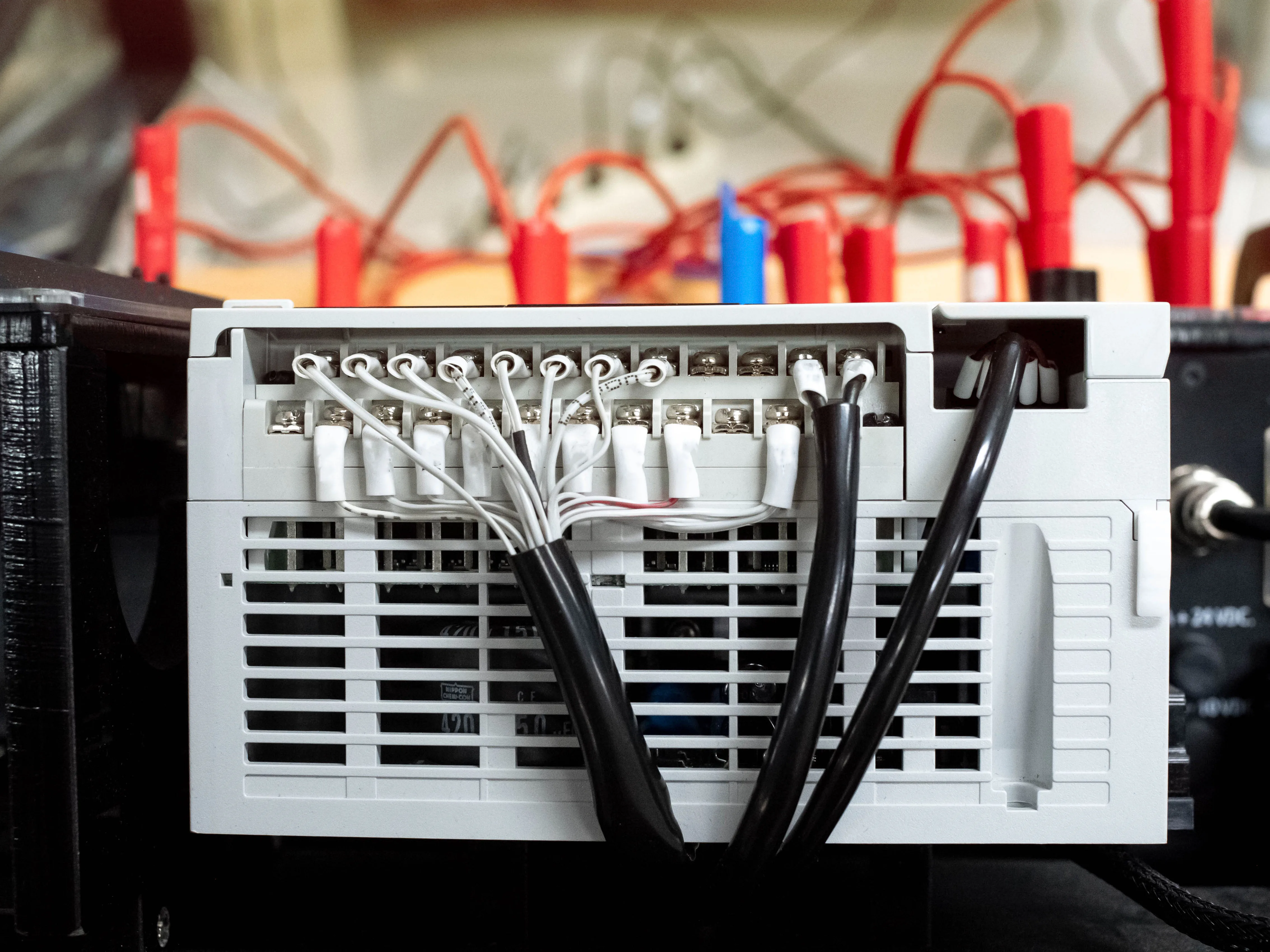 Détails d'un onduleur solaire avec connexions électriques pour installation photovoltaïque