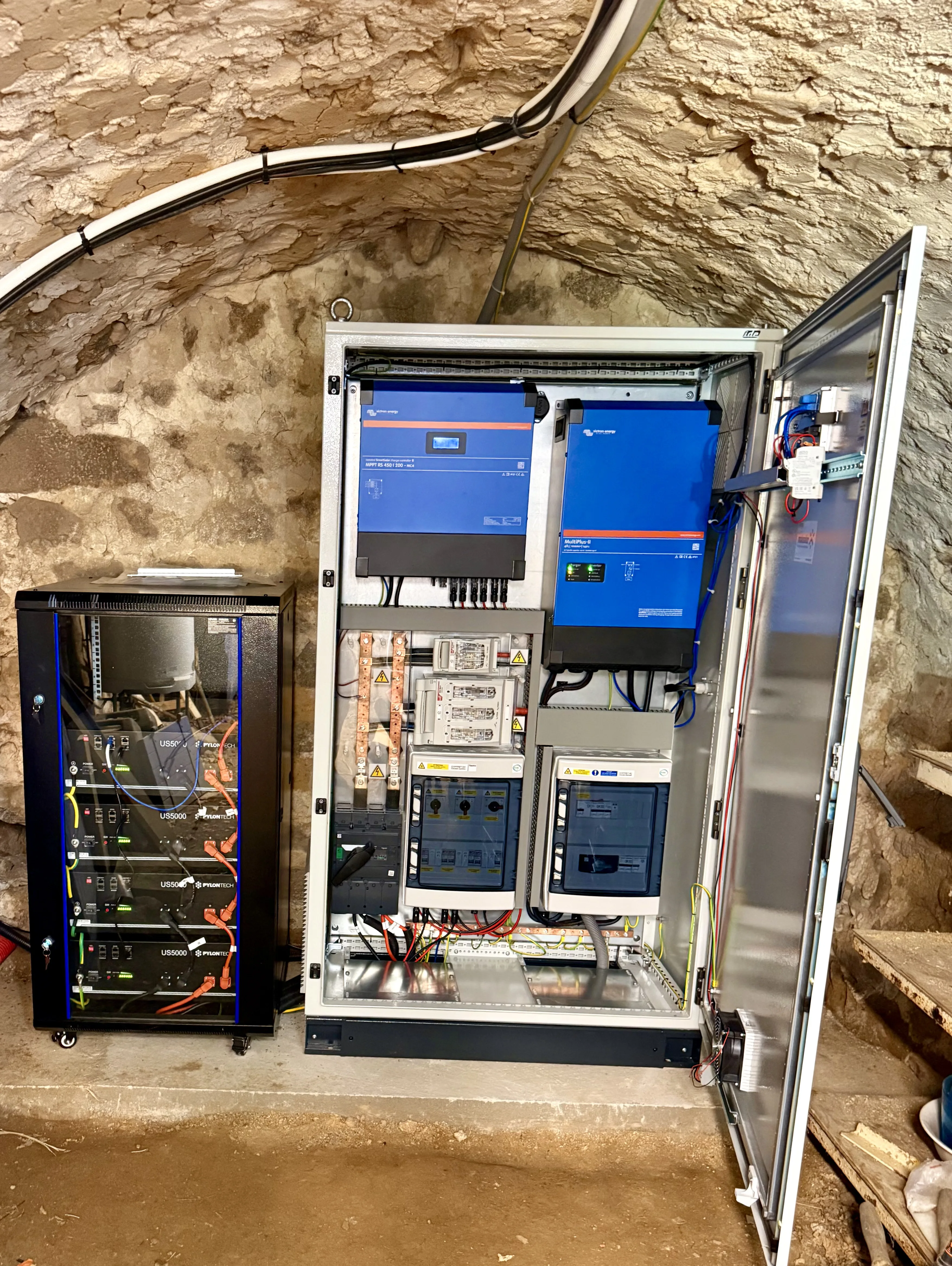 Système de stockage d'énergie solaire avec batteries et onduleurs installés dans un local technique