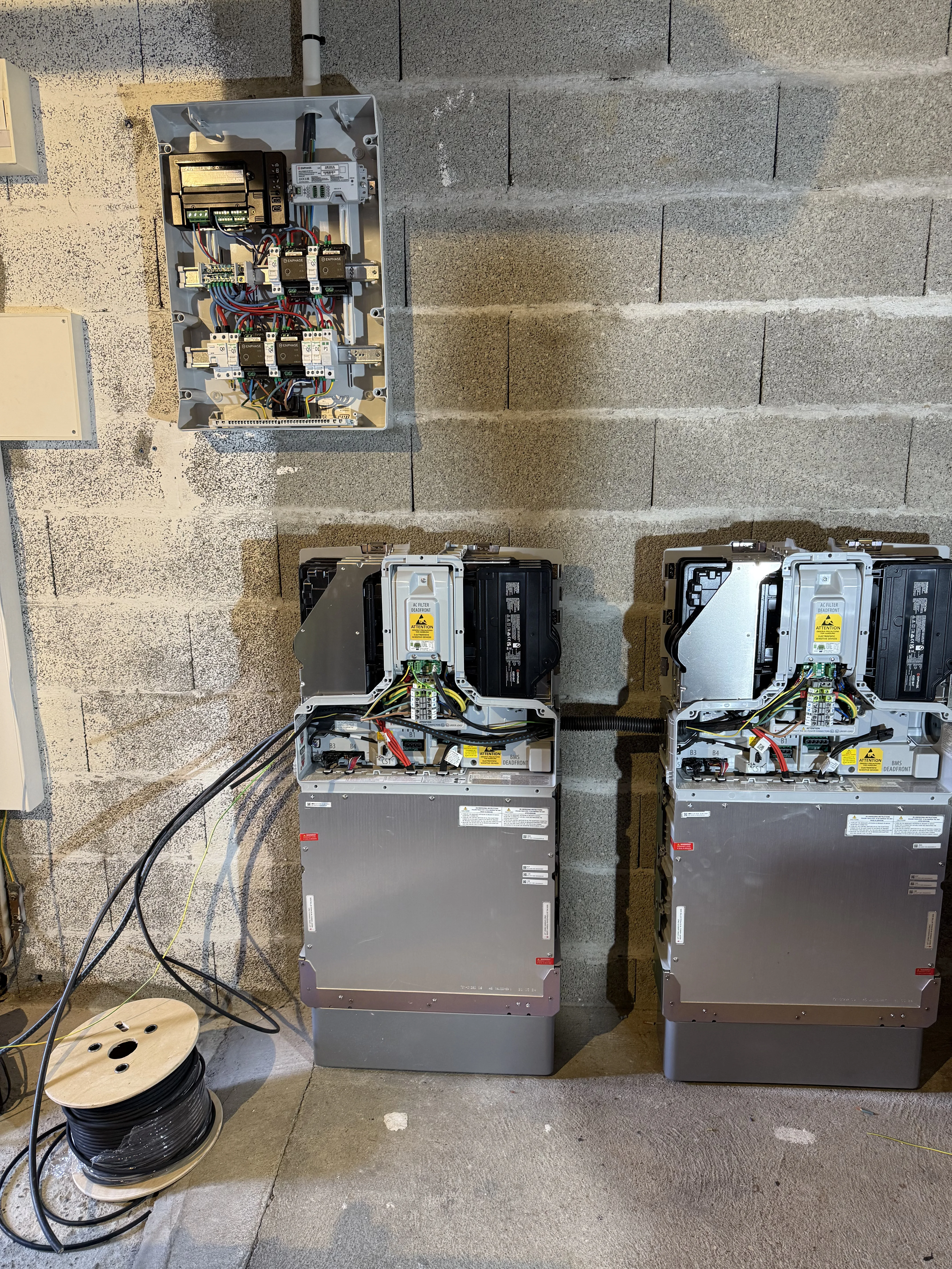 Installation de batteries solaires pour un système photovoltaïque off-grid